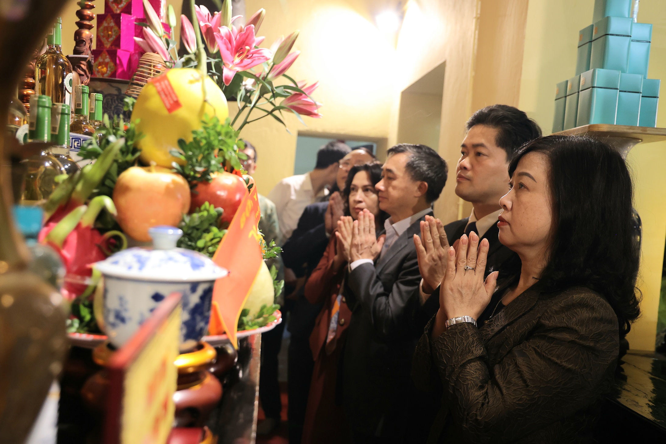 Bộ trưởng Đào Hồng Lan cùng đoàn Bộ Y tế dâng hương tưởng nhớ các Đại danh y tại Y miếu Thăng Long- Ảnh 4. Bộ trưởng Đào Hồng Lan cùng đoàn Bộ Y tế dâng hương tưởng nhớ các Đại danh y tại Y miếu Thăng Long- Ảnh 4.