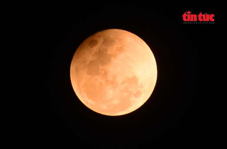 Chiêm ngưỡng khoảnh khắc ‘trăng máu’ đỏ rực bầu trời TP Hồ Chí Minh- Ảnh 4. Chiêm ngưỡng khoảnh khắc ‘trăng máu’ đỏ rực bầu trời TP Hồ Chí Minh- Ảnh 4.
