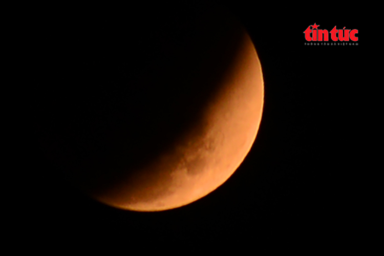 Chiêm ngưỡng khoảnh khắc ‘trăng máu’ đỏ rực bầu trời TP Hồ Chí Minh- Ảnh 1. Chiêm ngưỡng khoảnh khắc ‘trăng máu’ đỏ rực bầu trời TP Hồ Chí Minh- Ảnh 1.