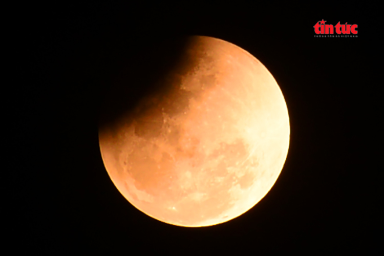 Chiêm ngưỡng khoảnh khắc ‘trăng máu’ đỏ rực bầu trời TP Hồ Chí Minh- Ảnh 3. Chiêm ngưỡng khoảnh khắc ‘trăng máu’ đỏ rực bầu trời TP Hồ Chí Minh- Ảnh 3.