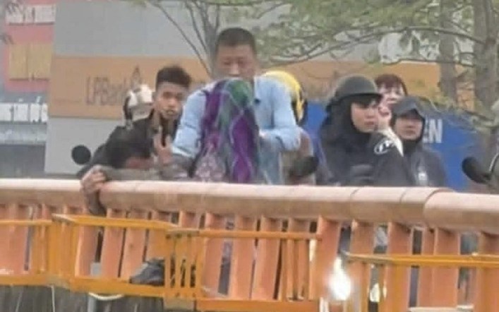 Khen thưởng người đàn ông dũng cảm lao xuống sông Lam cứu hai mẹ con- Ảnh 2.