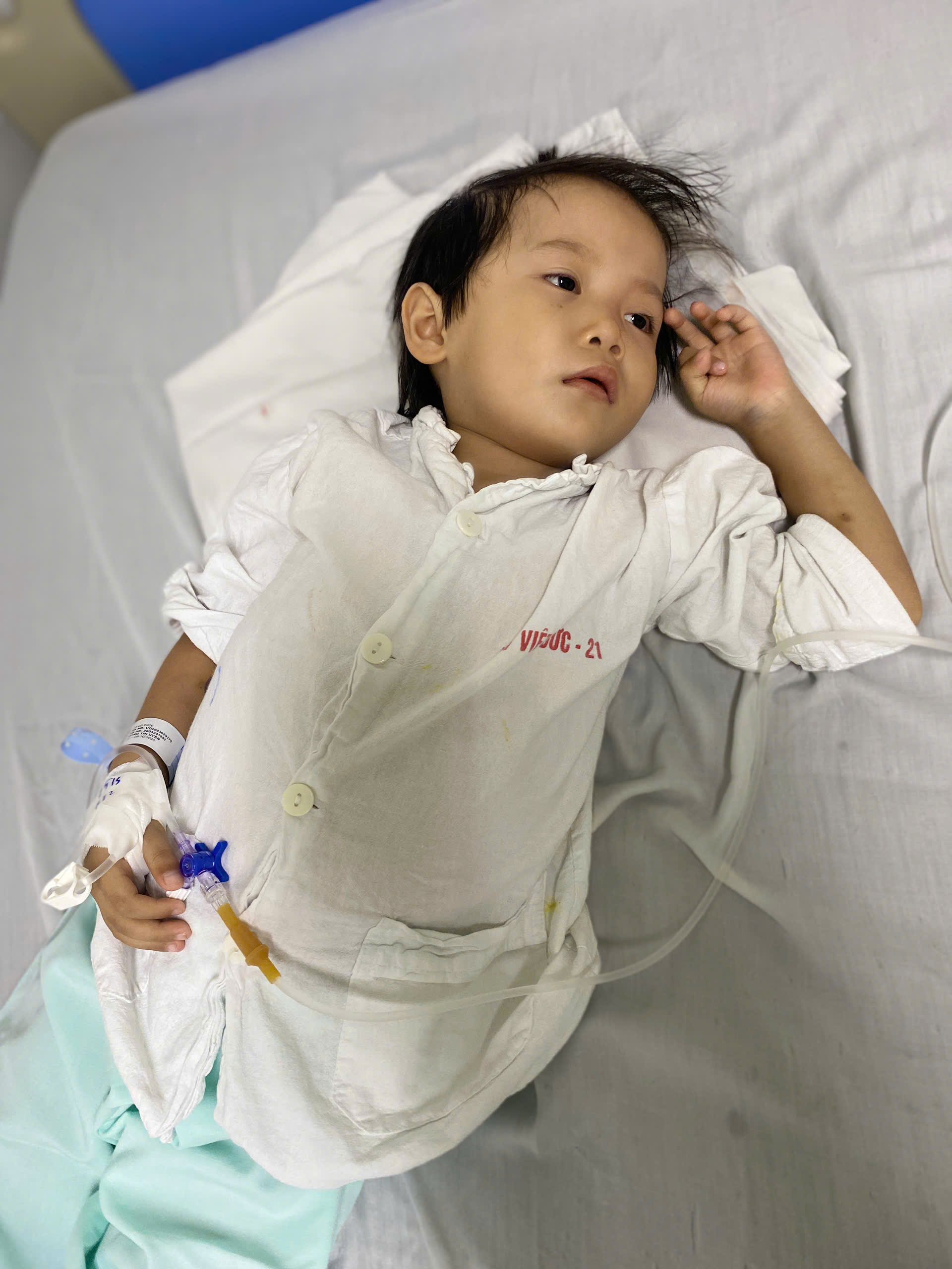 Hai mẹ con cùng mắc bệnh tan máu, bé gái 6 tuổi người dân tộc cần gấp 10 triệu đồng phẫu thuật- Ảnh 1.