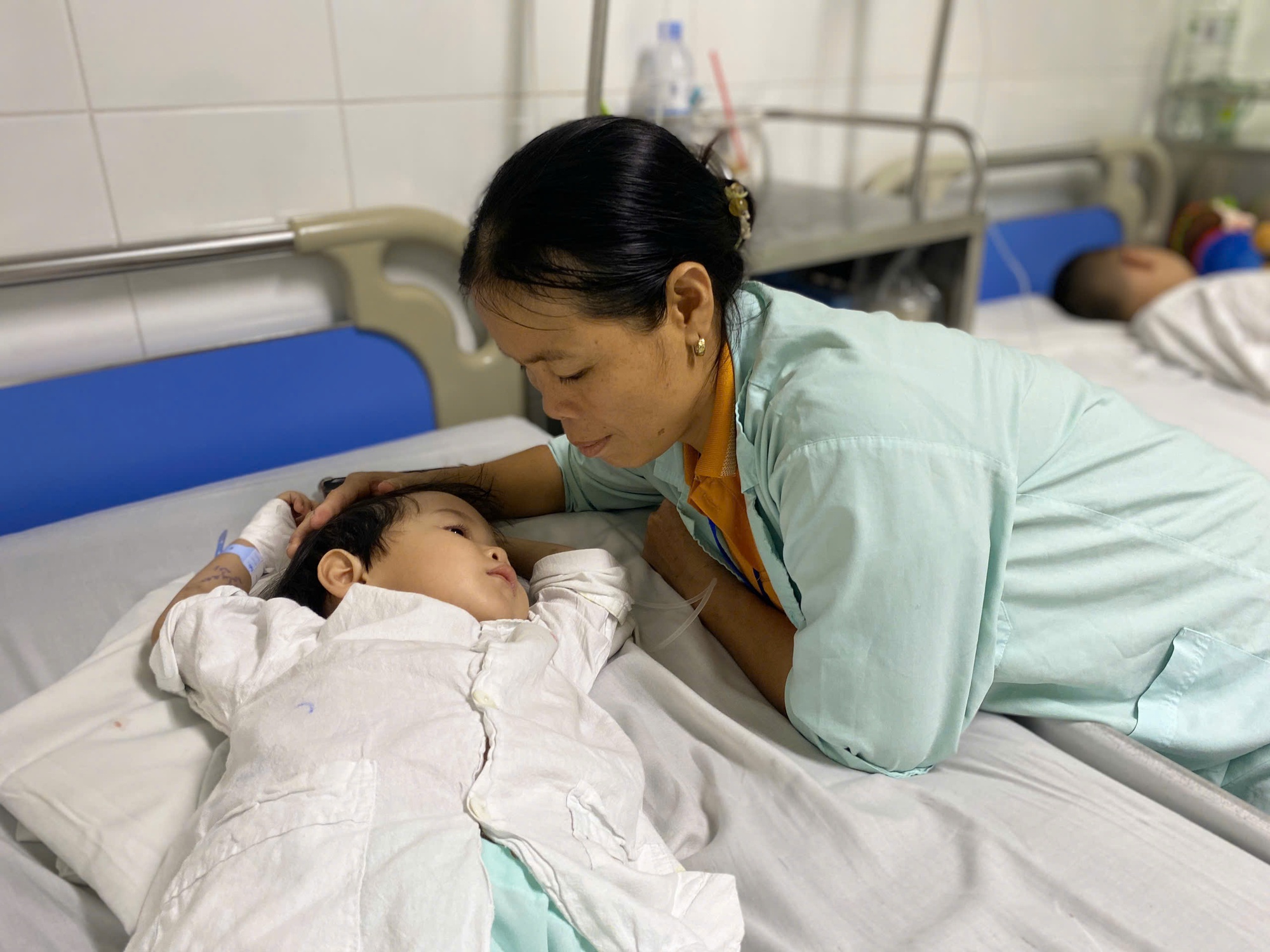 Hai mẹ con cùng mắc bệnh tan máu, bé gái 6 tuổi người dân tộc cần gấp 10 triệu đồng phẫu thuật- Ảnh 2.