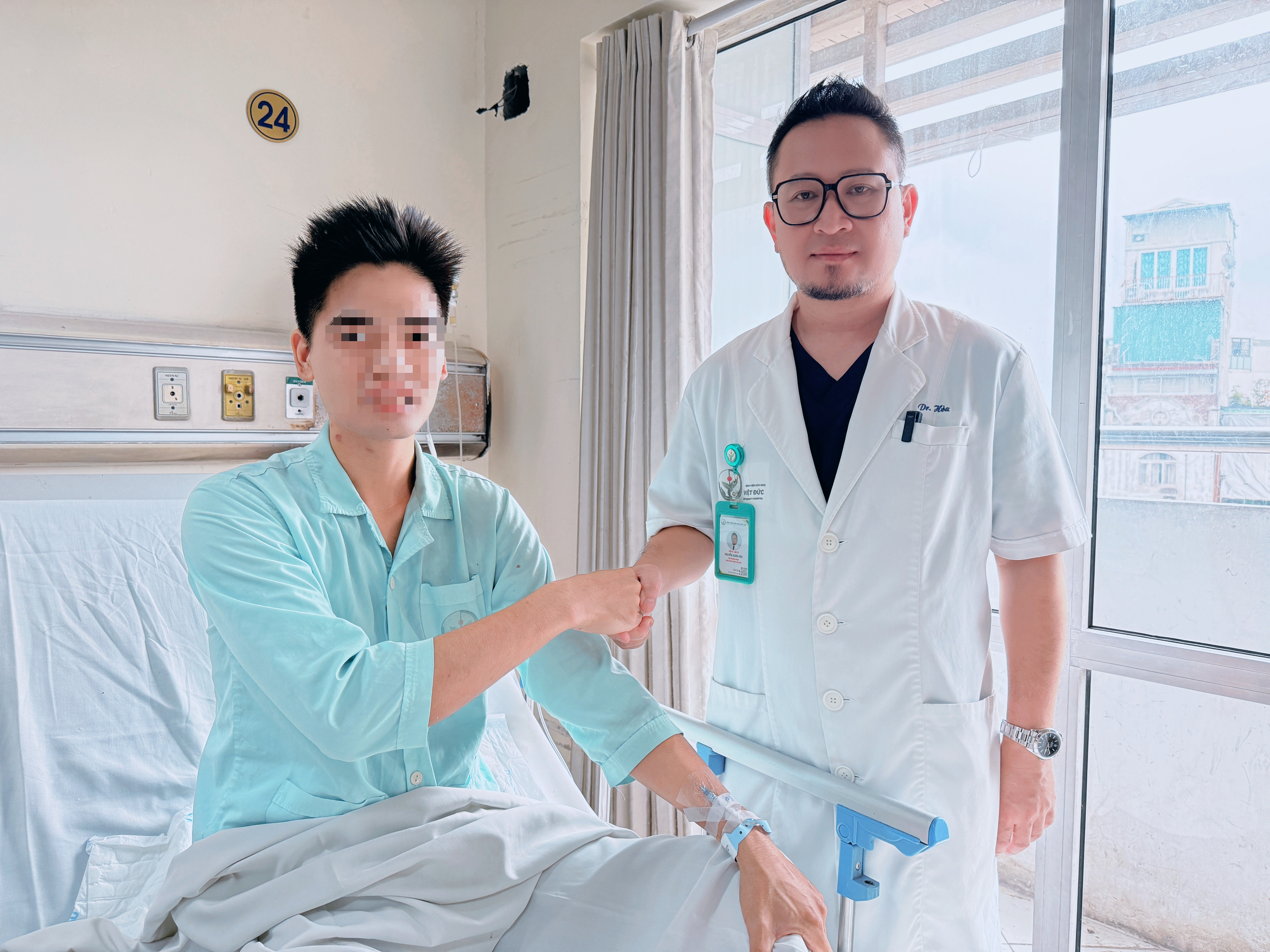 Chạy đua 'thời gian vàng' 6–8 giờ: Ghép thận tự thân cứu bệnh nhân đa chấn thương nguy kịch- Ảnh 2. Chạy đua 'thời gian vàng' 6–8 giờ: Ghép thận tự thân cứu bệnh nhân đa chấn thương nguy kịch- Ảnh 2.