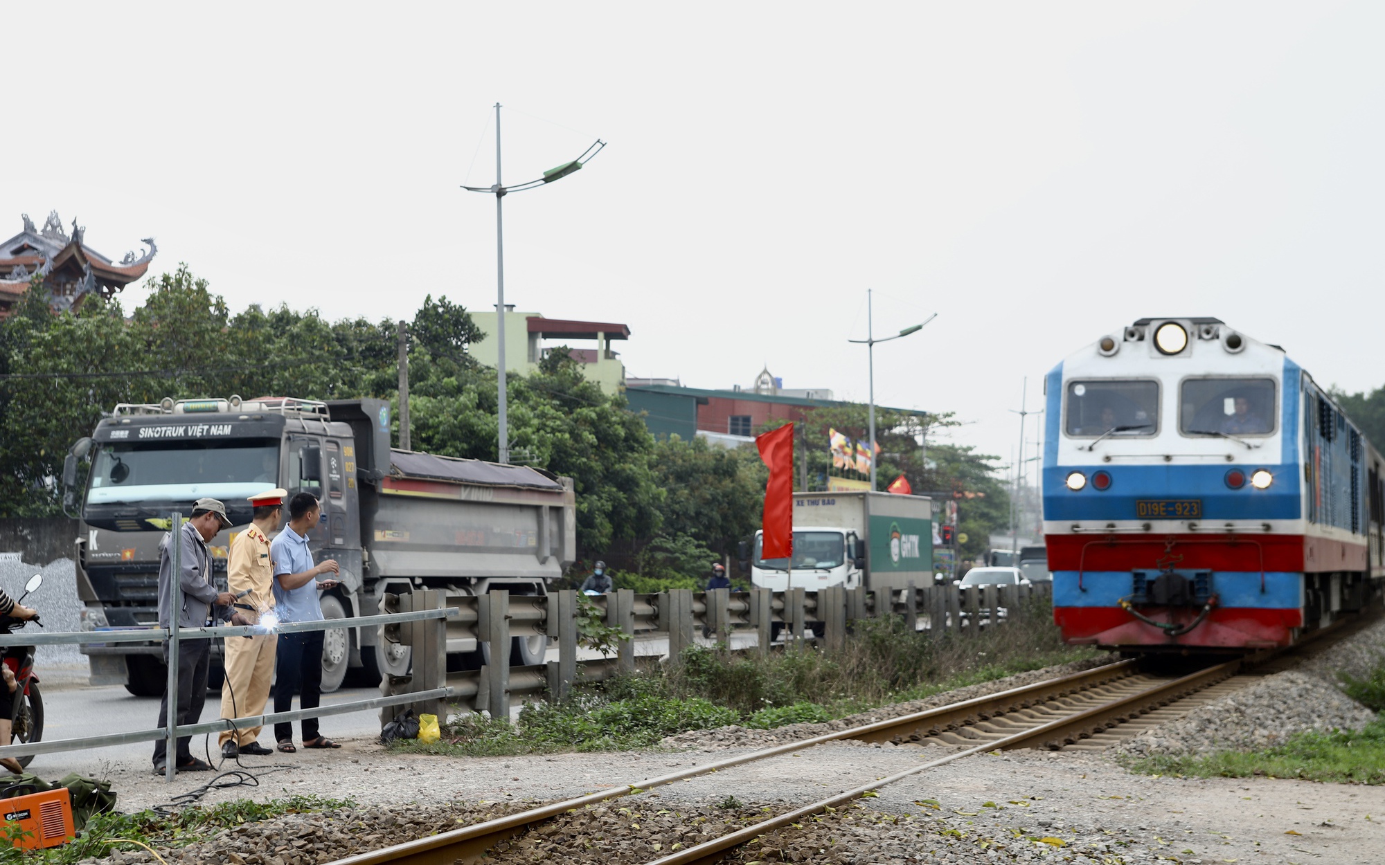 Hà Nội đóng hàng loạt lối đi tự mở qua đường sắt, cảnh báo tai nạn từ thói quen "đi tắt"
