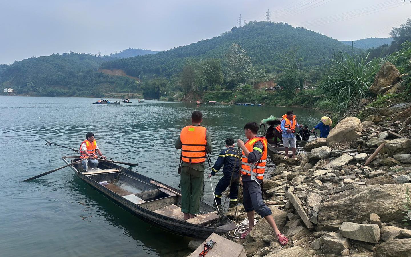 Đã tìm thấy thi thể hai vợ chồng trong vụ lật thuyền khi thả lưới đánh cá trên hồ thủy điện Chiêm Hóa- Ảnh 2. Lật thuyền khi thả lưới đánh cá trên hồ thủy điện, hai vợ chồng mất tích trong đêm