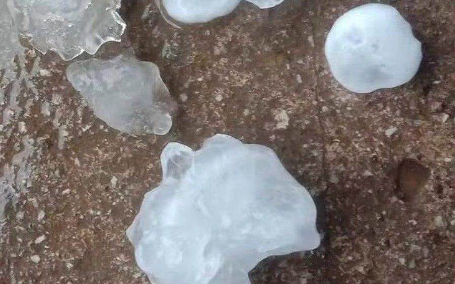 13 người thương vong do dông lốc, mưa đá hàng loạt ở các tỉnh miền Bắc- Ảnh 2. Mưa đá, dông lốc liên tiếp ở các tỉnh miền Bắc có bất thường?