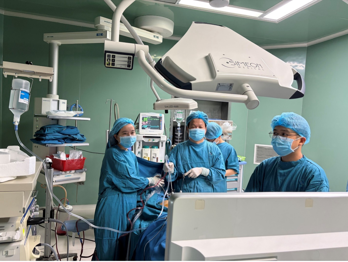 Cứu thành công sản phụ mang song thai trong và ngoài tử cung- Ảnh 1.