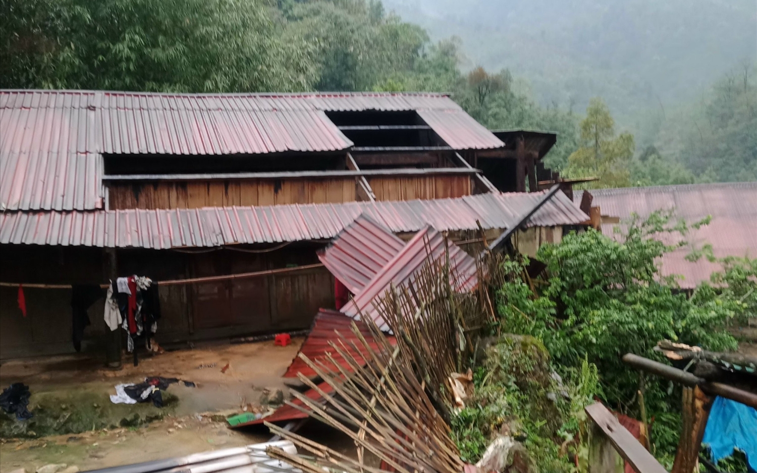 Dông lốc và mưa đá gây thiệt hại tại Lào Cai và Cao Bằng