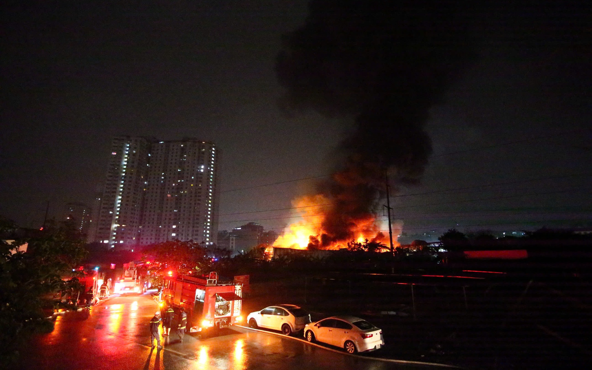 Cháy lớn khu kho xưởng 6.000m2  ở Thanh Liệt, 1 người tử vong