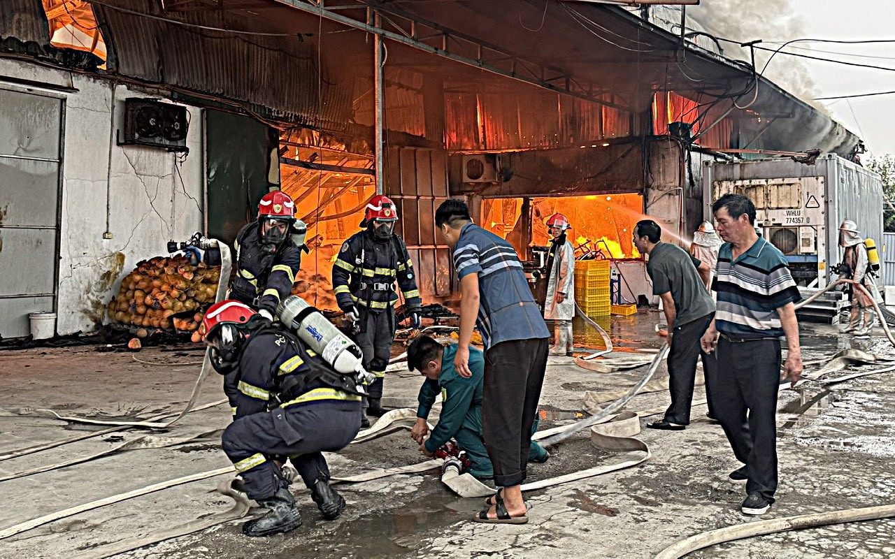 Cháy lớn kho xưởng 700m2 ở Hà Nội, huy động 12 xe chữa cháy dập lửa từ rạng sáng