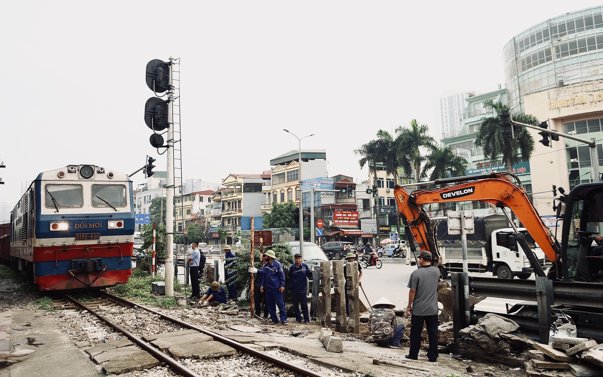 Ô tô 'toác đầu' trên cầu Nhật Tân do tài xế buồn ngủ- Ảnh 1.