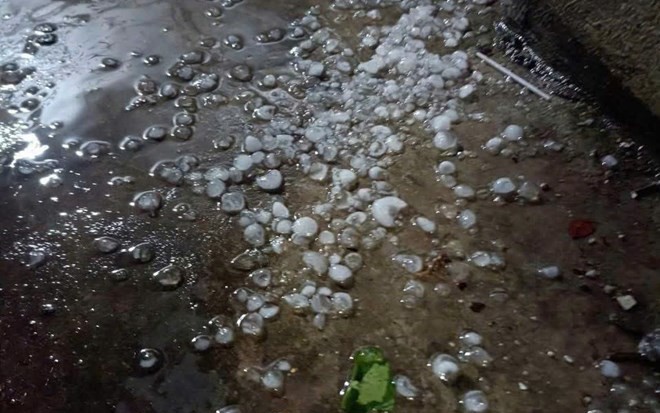 Mưa đá rào rào ở Cao Bằng- Ảnh 2. Đêm nay có thể xuất hiện mưa đá, dông lốc, người dân cần chuẩn bị gì giảm thiểu thiệt hại?