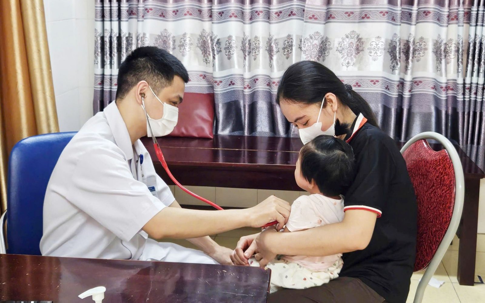 Bác sĩ cảnh báo dấu hiệu tay chân miệng dễ bị bỏ qua ở trẻ