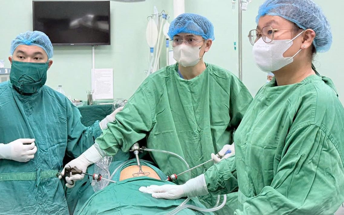 Phát hiện khối u kích thước lớn trong buồng trứng bé gái 13 tuổi- Ảnh 2.