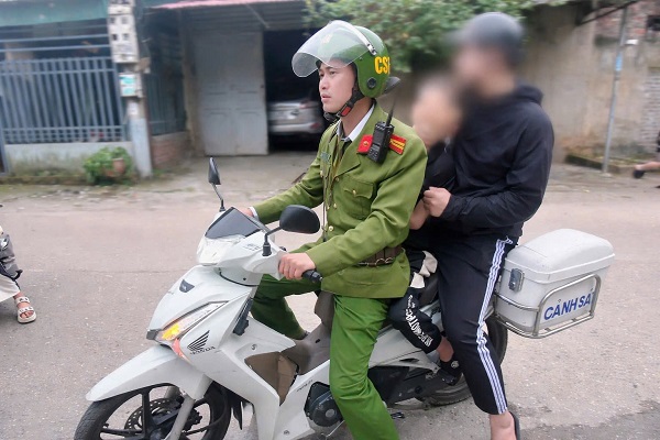 Thiếu tá Công an kịp thời cứu giúp cháu bé lên cơn động kinh tại khu vực cầu Vĩnh Phú- Ảnh 1.