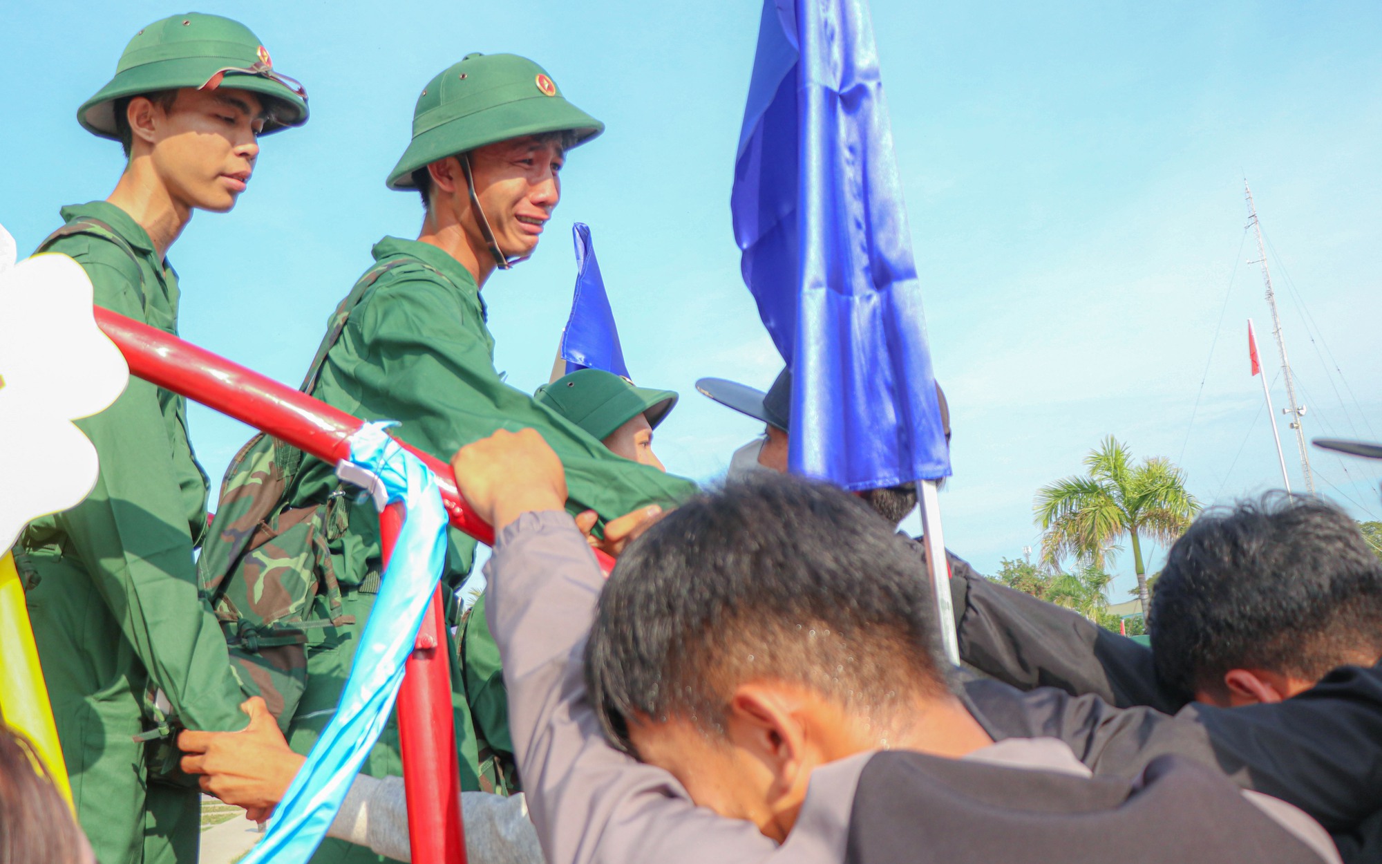 Khoảnh khắc tân binh bịn rịn chia tay người thân lên đường nhập ngũ