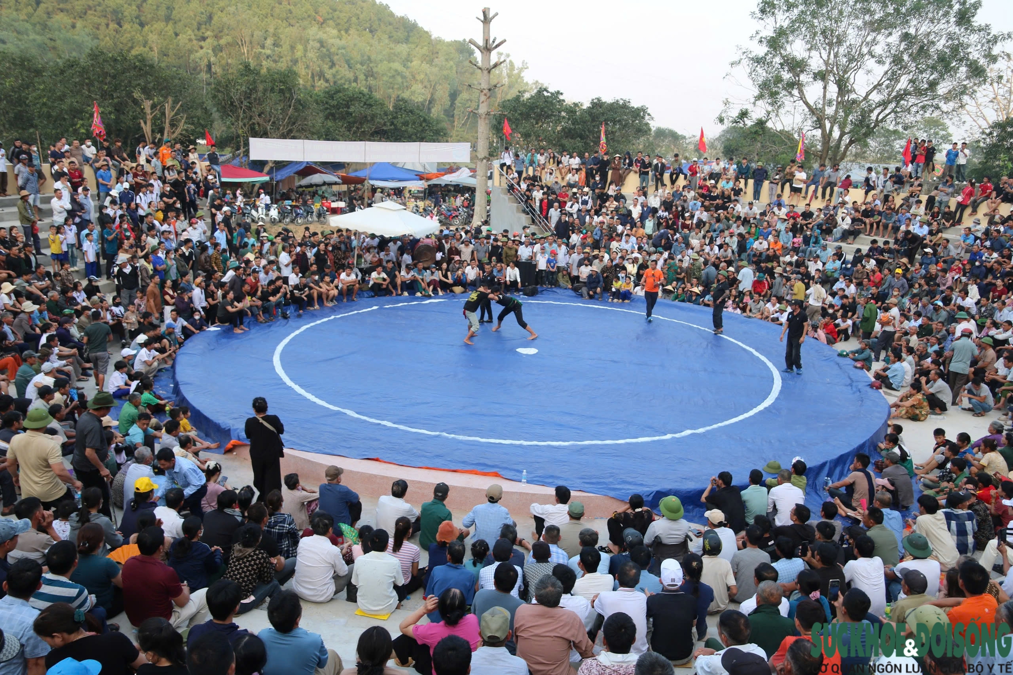 Những màn so tài kịch tính ở hội vật có từ thời vua Mai- Ảnh 1. Những màn so tài kịch tính ở hội vật có từ thời vua Mai- Ảnh 1.