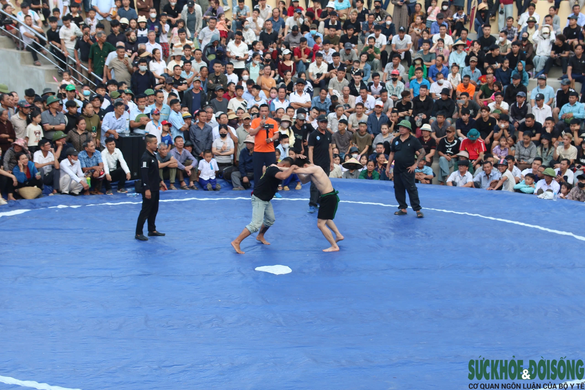 Những màn so tài kịch tính ở hội vật có từ thời vua Mai- Ảnh 2. Những màn so tài kịch tính ở hội vật có từ thời vua Mai- Ảnh 2.