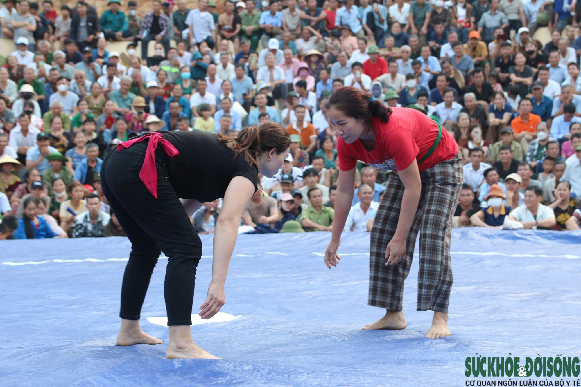 Những màn so tài kịch tính ở hội vật có từ thời vua Mai- Ảnh 7. Những màn so tài kịch tính ở hội vật có từ thời vua Mai- Ảnh 7.