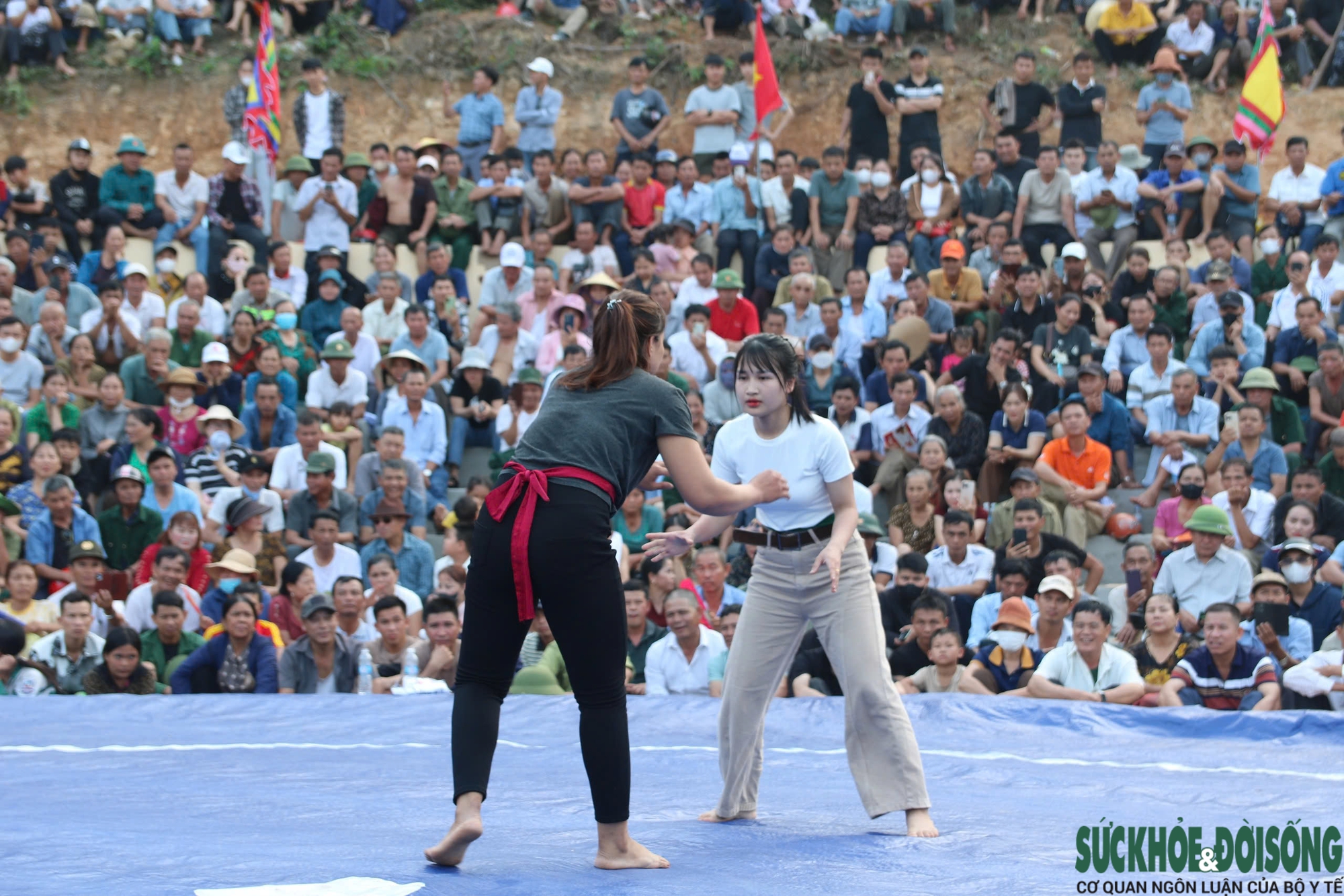 Những màn so tài kịch tính ở hội vật có từ thời vua Mai- Ảnh 8. Những màn so tài kịch tính ở hội vật có từ thời vua Mai- Ảnh 8.