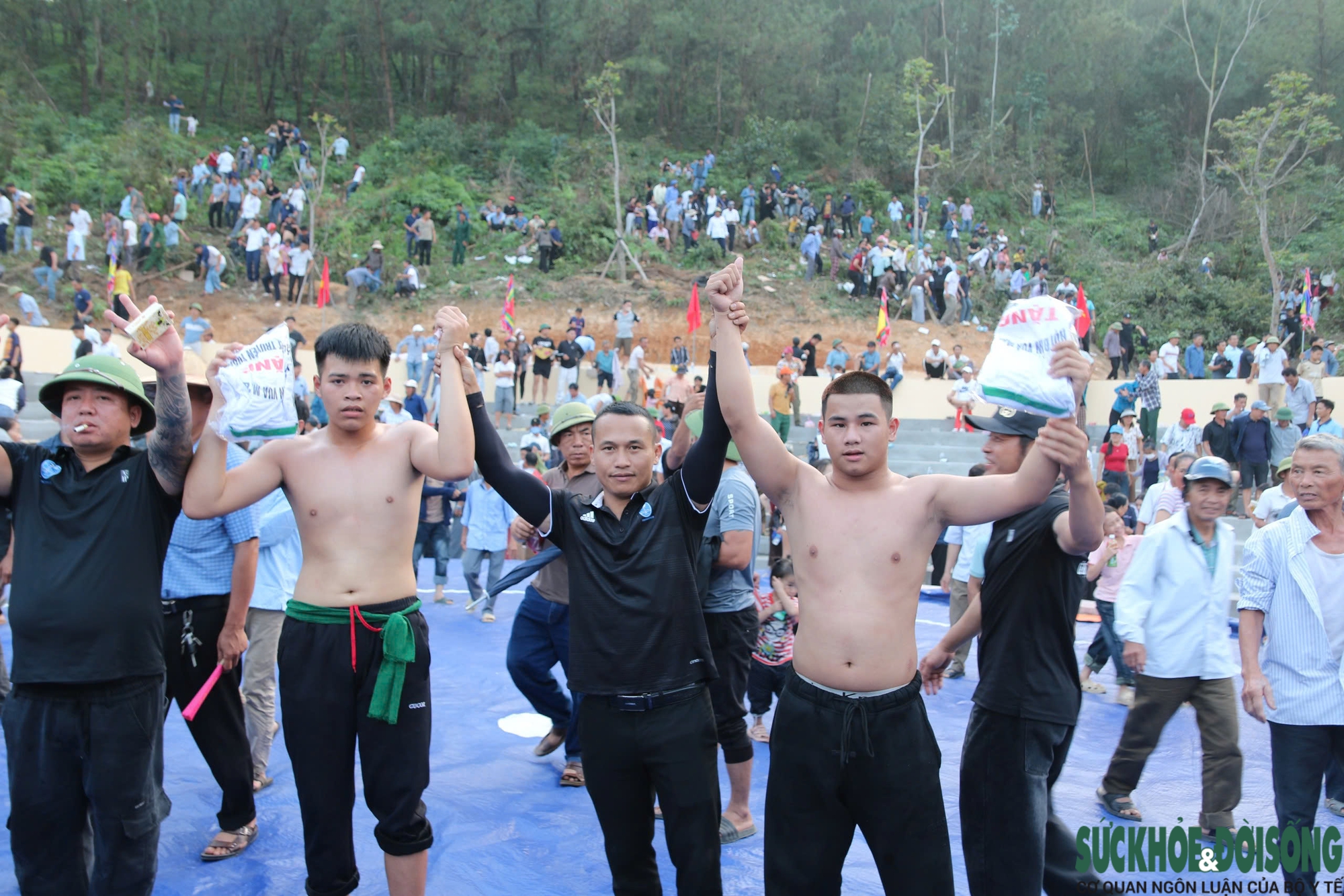 Những màn so tài kịch tính ở hội vật có từ thời vua Mai- Ảnh 12. Những màn so tài kịch tính ở hội vật có từ thời vua Mai- Ảnh 12.