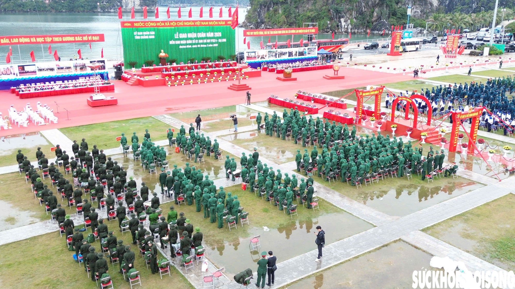 Nghẹn ngào giây phút tiễn tân binh Hải Phòng, Quảng Ninh lên đường nhập ngũ trong Ngày hội tòng quân 2026- Ảnh 10. Nghẹn ngào giây phút tiễn tân binh Hải Phòng, Quảng Ninh lên đường nhập ngũ trong Ngày hội tòng quân 2026- Ảnh 10.