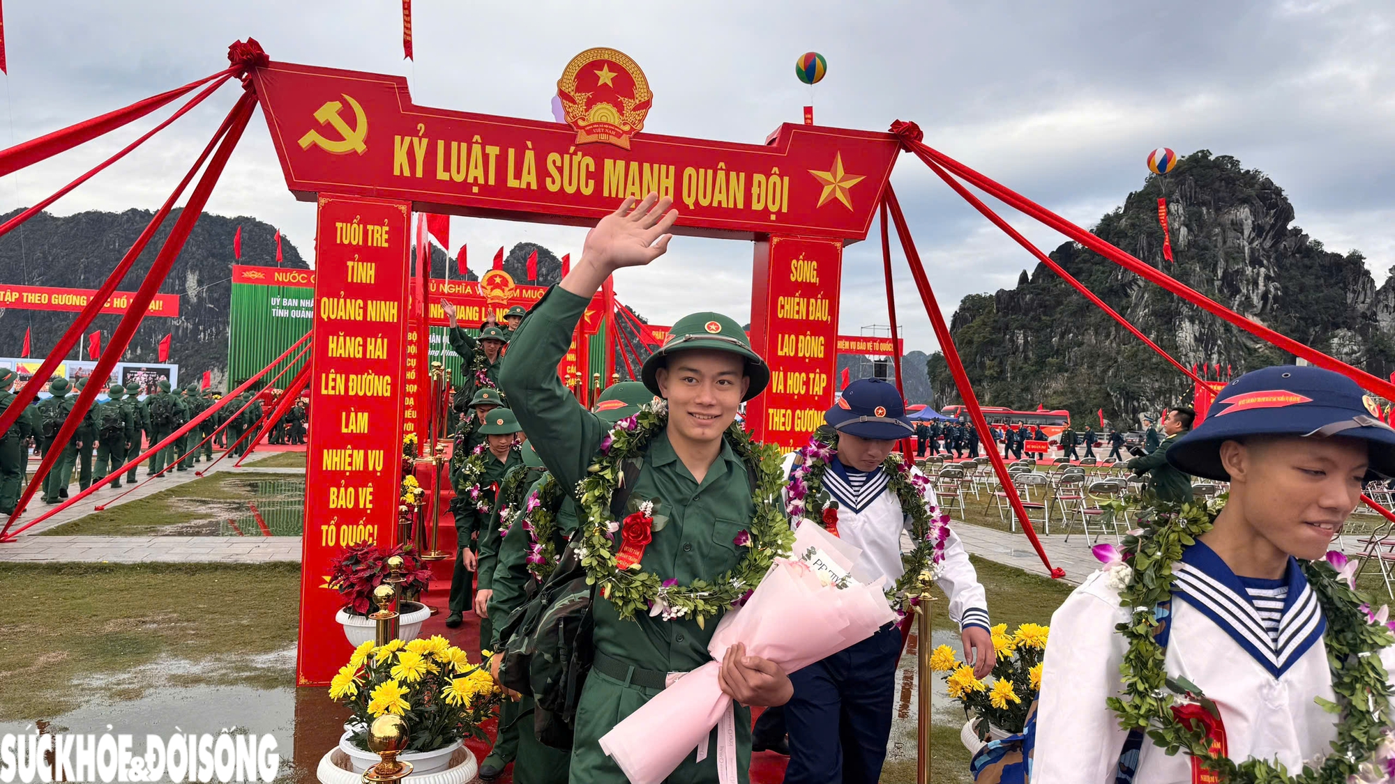 Nghẹn ngào giây phút tiễn tân binh Hải Phòng, Quảng Ninh lên đường nhập ngũ trong Ngày hội tòng quân 2026- Ảnh 12. Nghẹn ngào giây phút tiễn tân binh Hải Phòng, Quảng Ninh lên đường nhập ngũ trong Ngày hội tòng quân 2026- Ảnh 12.