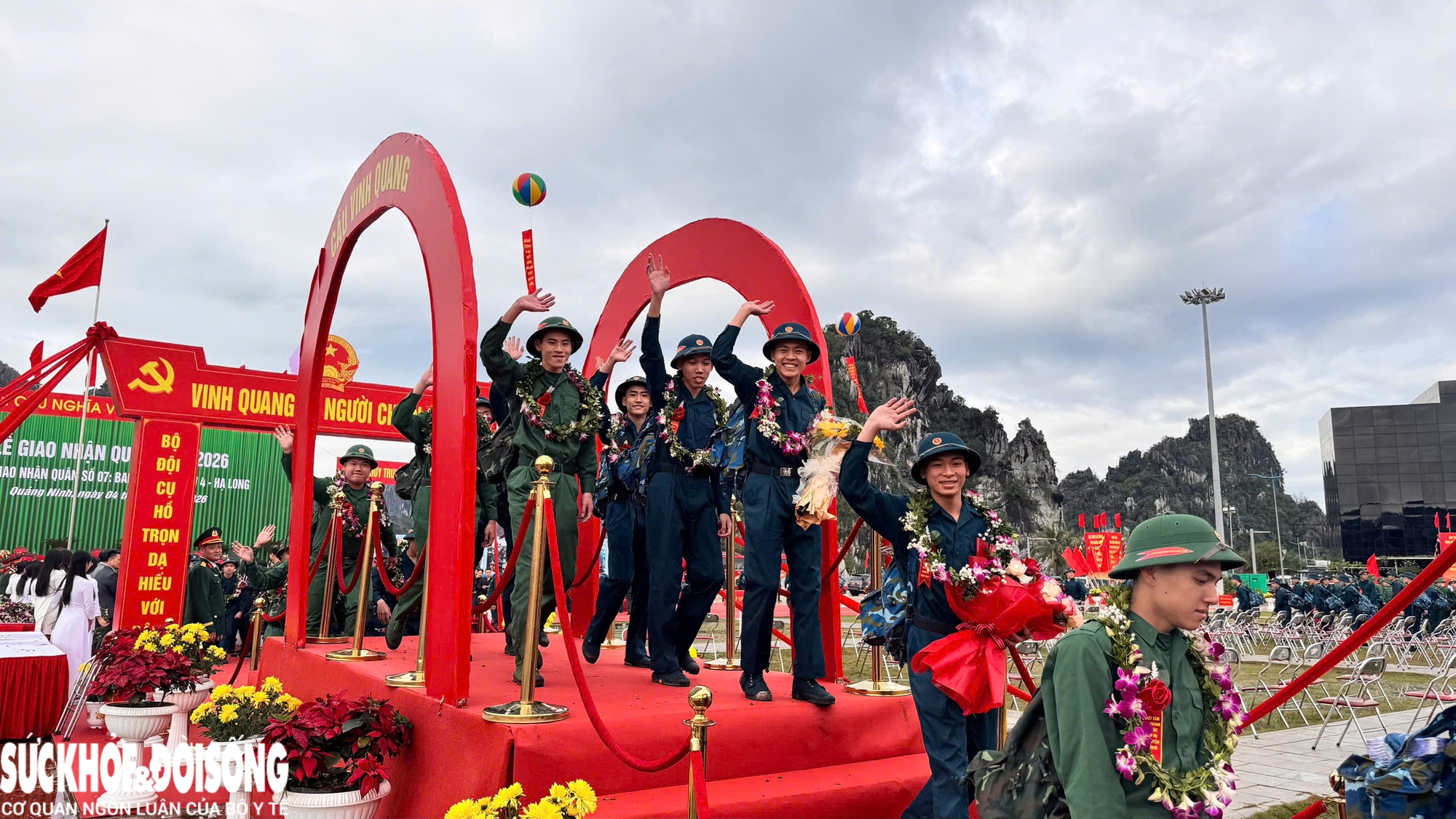 Nghẹn ngào giây phút tiễn tân binh Hải Phòng, Quảng Ninh lên đường nhập ngũ trong Ngày hội tòng quân 2026- Ảnh 13. Nghẹn ngào giây phút tiễn tân binh Hải Phòng, Quảng Ninh lên đường nhập ngũ trong Ngày hội tòng quân 2026- Ảnh 13.