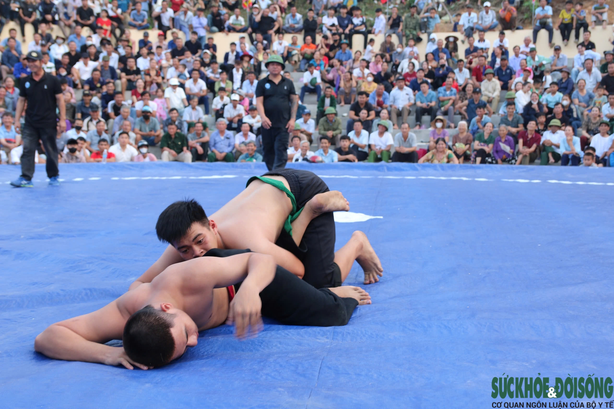 Những màn so tài kịch tính ở hội vật có từ thời vua Mai- Ảnh 3. Những màn so tài kịch tính ở hội vật có từ thời vua Mai- Ảnh 3.