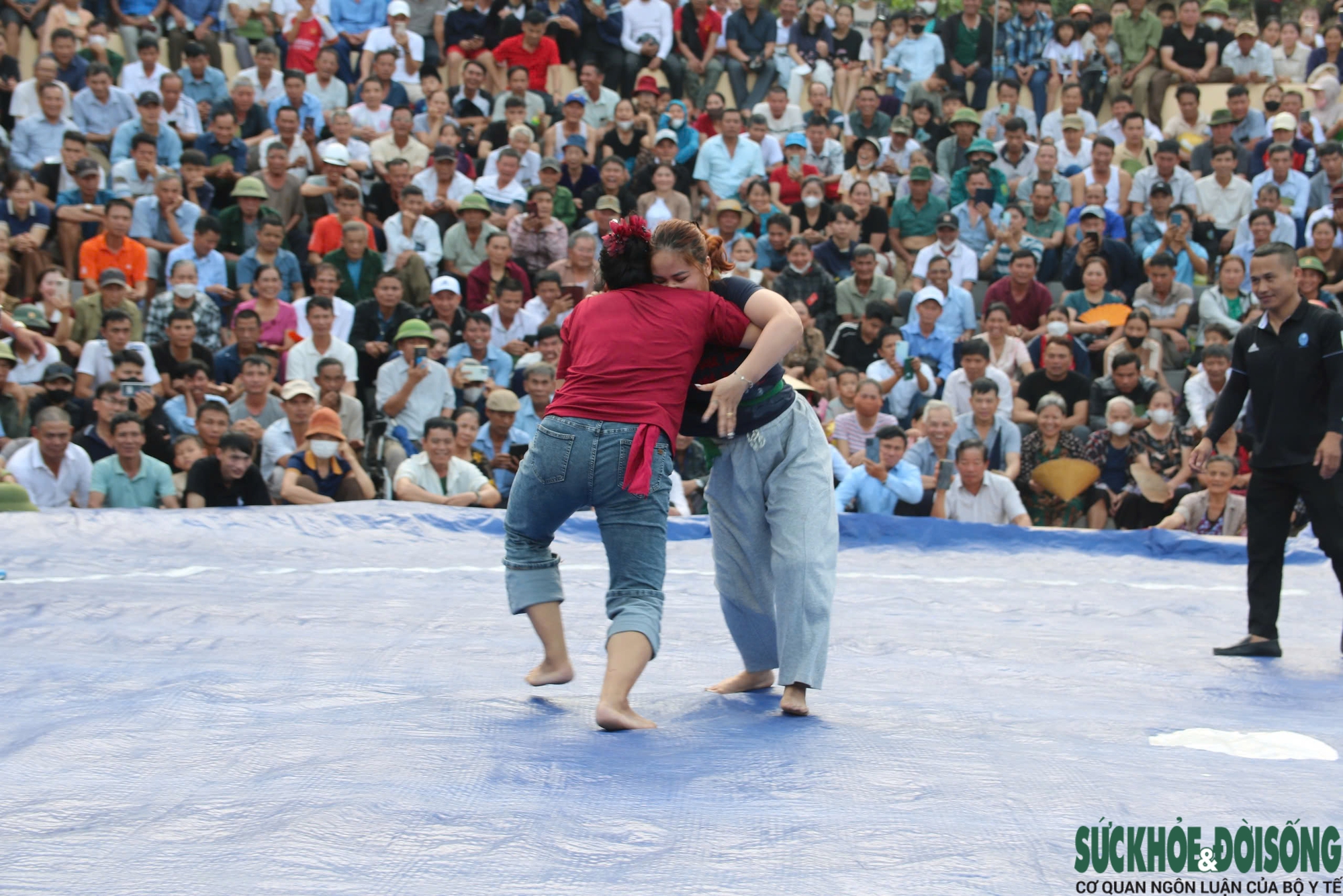 Những màn so tài kịch tính ở hội vật có từ thời vua Mai- Ảnh 9. Những màn so tài kịch tính ở hội vật có từ thời vua Mai- Ảnh 9.