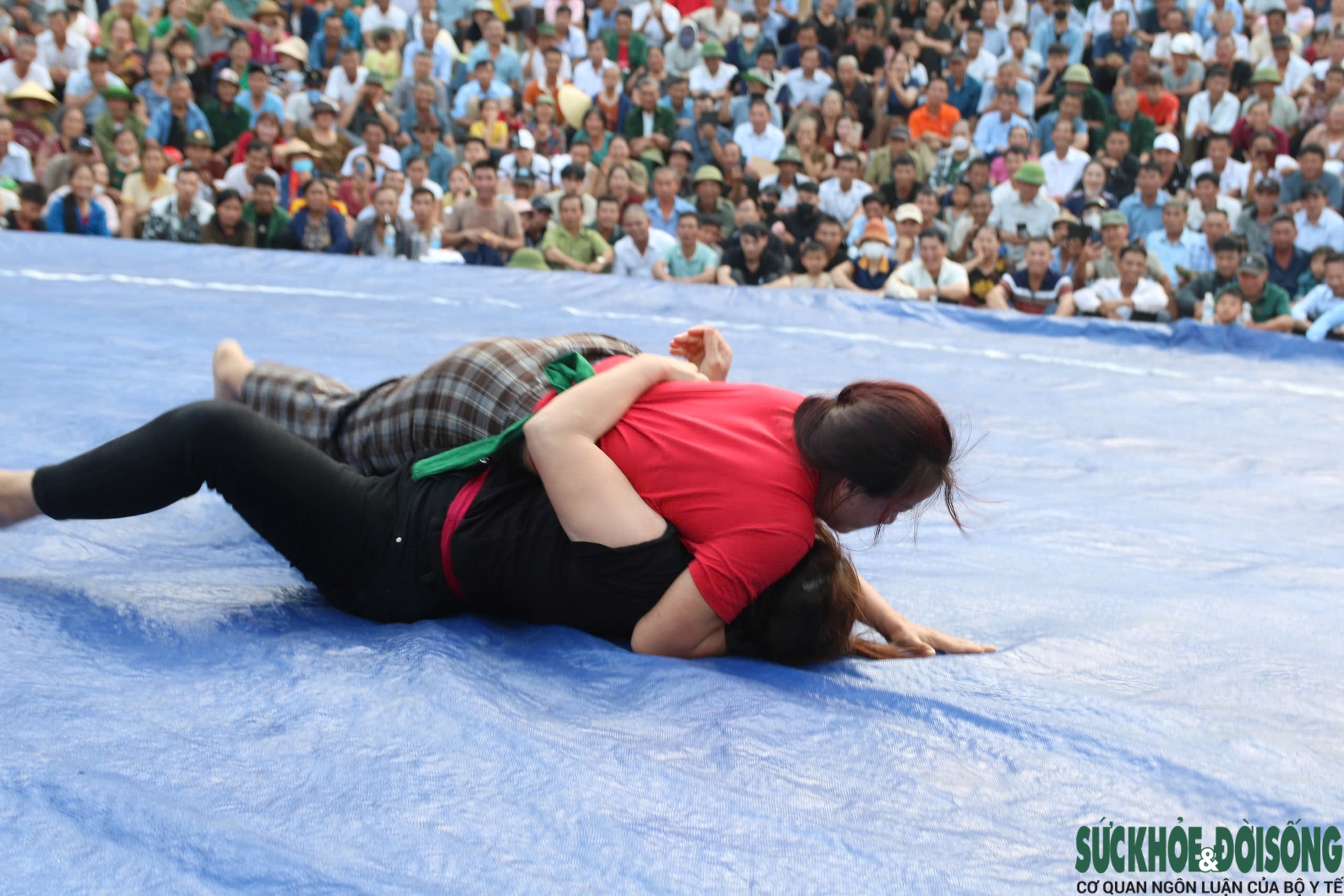 Những màn so tài kịch tính ở hội vật có từ thời vua Mai- Ảnh 10. Những màn so tài kịch tính ở hội vật có từ thời vua Mai- Ảnh 10.