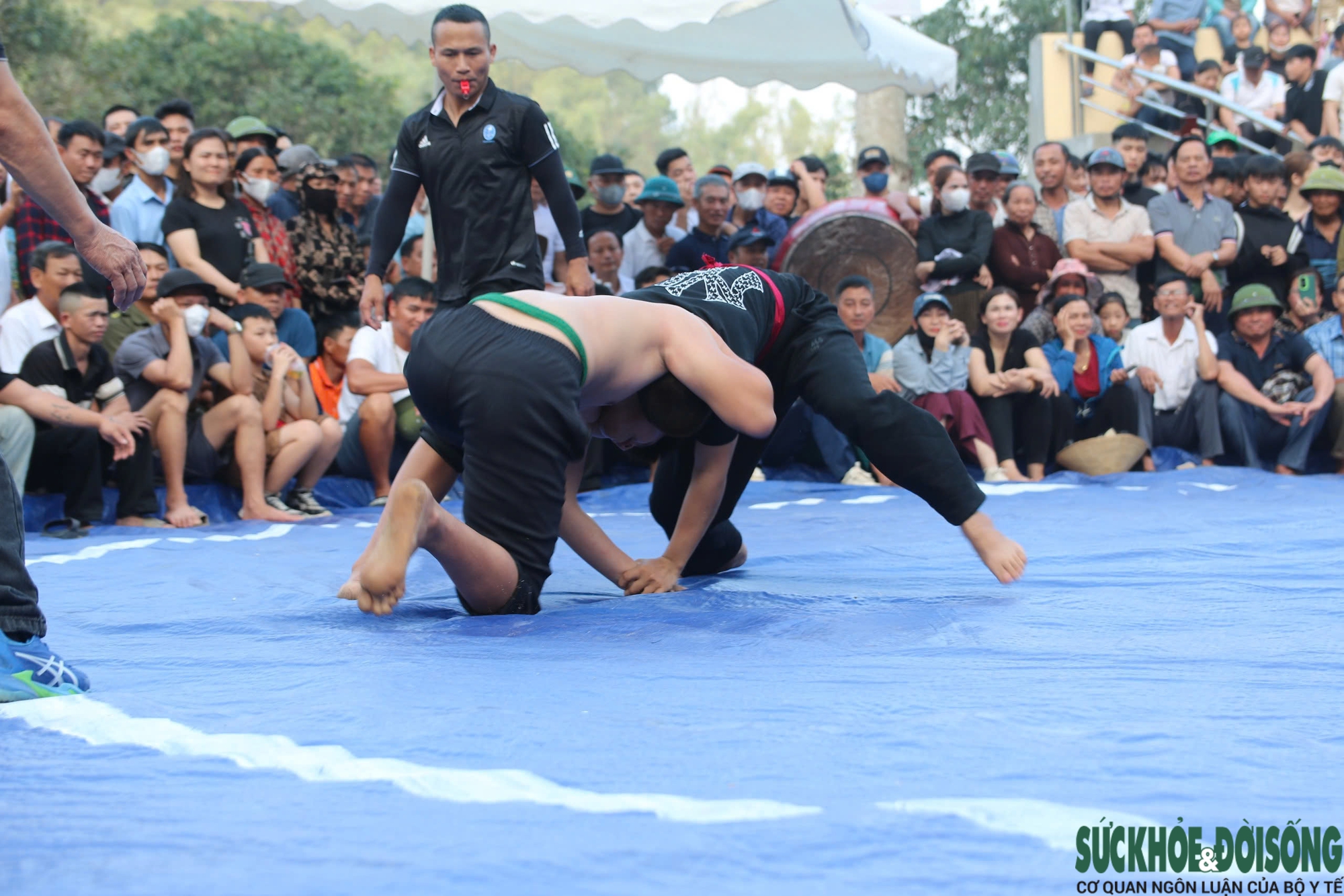 Những màn so tài kịch tính ở hội vật có từ thời vua Mai- Ảnh 11. Những màn so tài kịch tính ở hội vật có từ thời vua Mai- Ảnh 11.