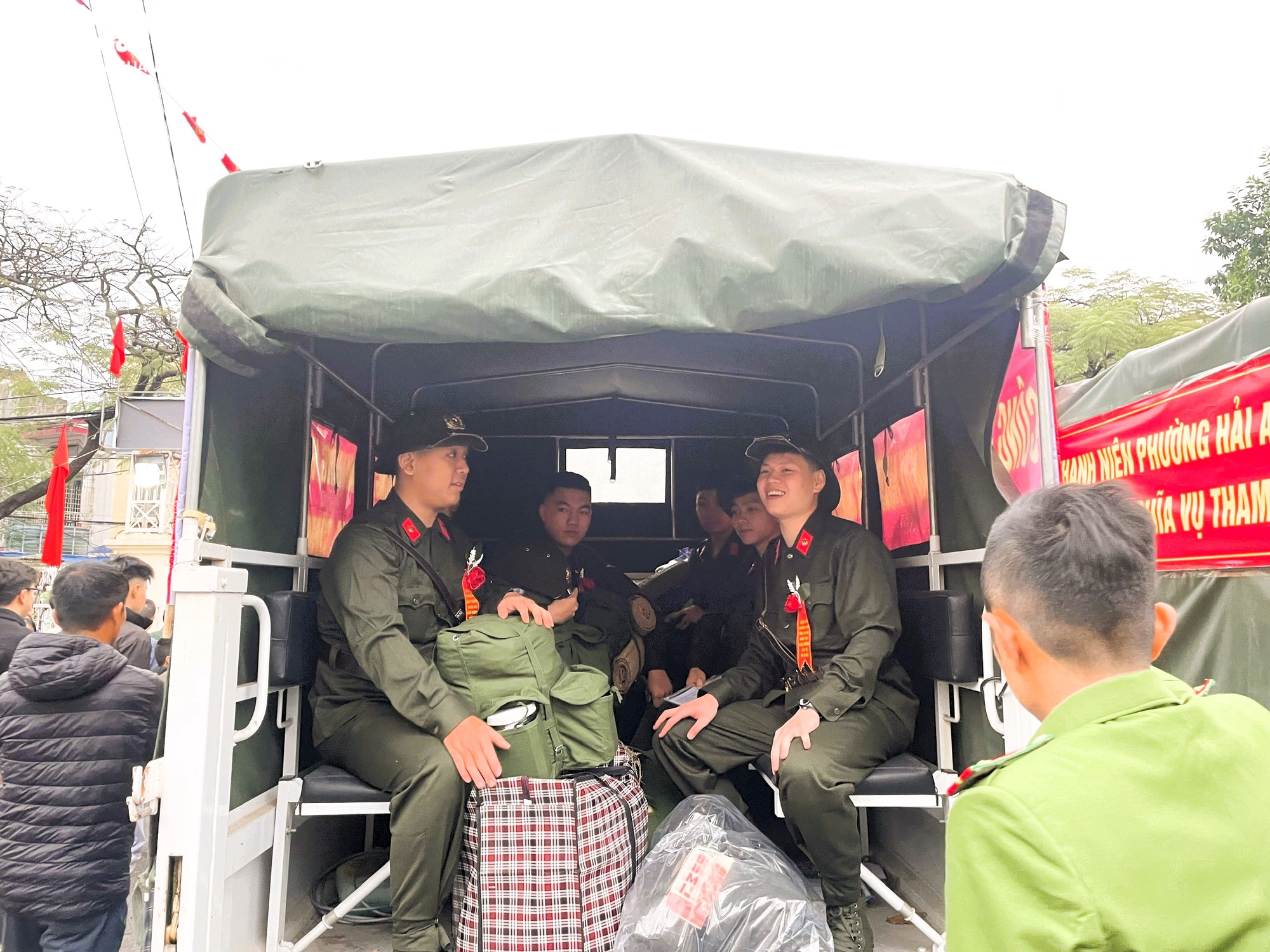 Nghẹn ngào giây phút tiễn tân binh Hải Phòng, Quảng Ninh lên đường nhập ngũ trong Ngày hội tòng quân 2026- Ảnh 9. Nghẹn ngào giây phút tiễn tân binh Hải Phòng, Quảng Ninh lên đường nhập ngũ trong Ngày hội tòng quân 2026- Ảnh 9.