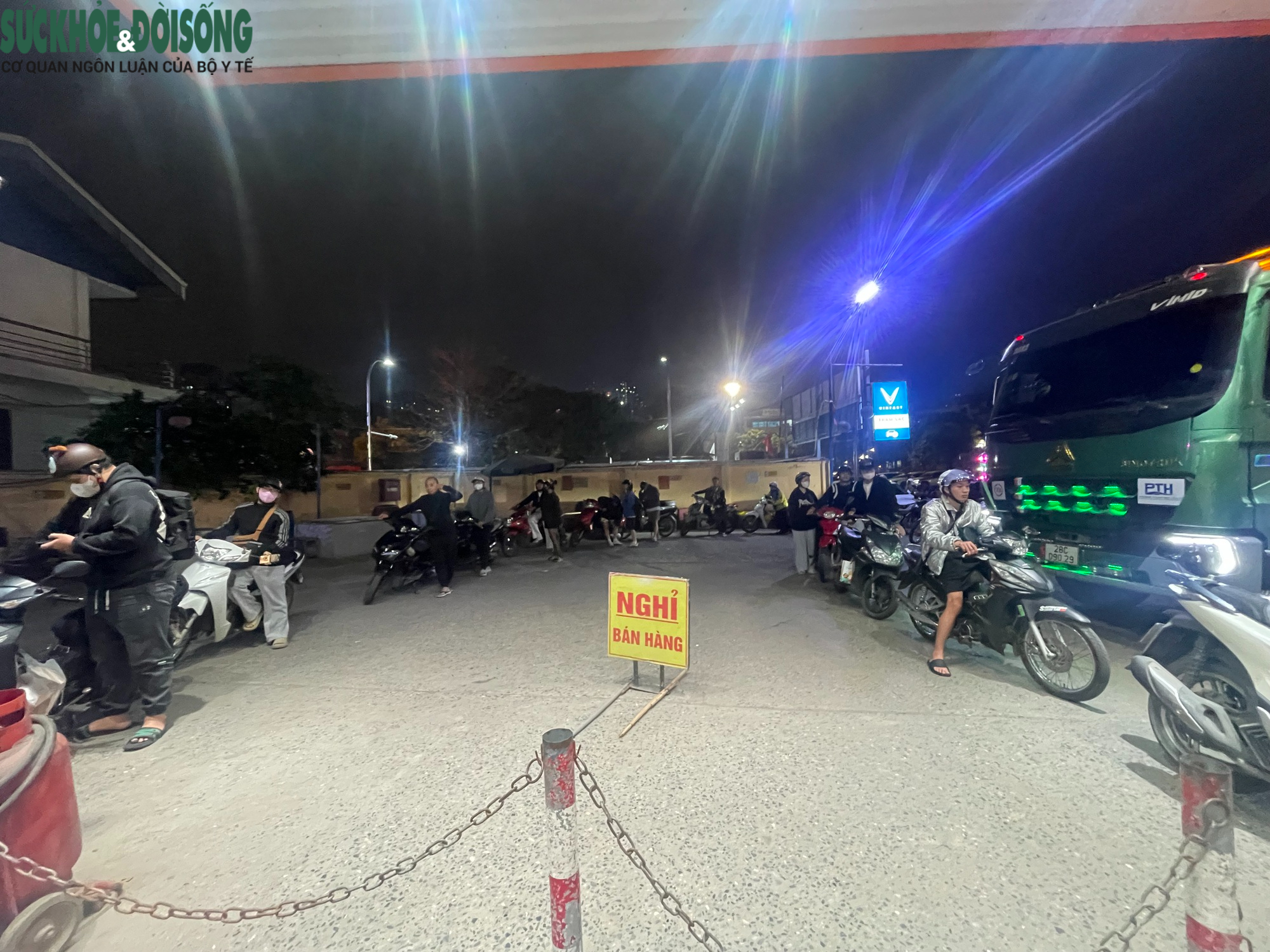 Người dân xếp hàng dài chờ đổ xăng lúc nửa đêm ở Hà Nội- Ảnh 1.