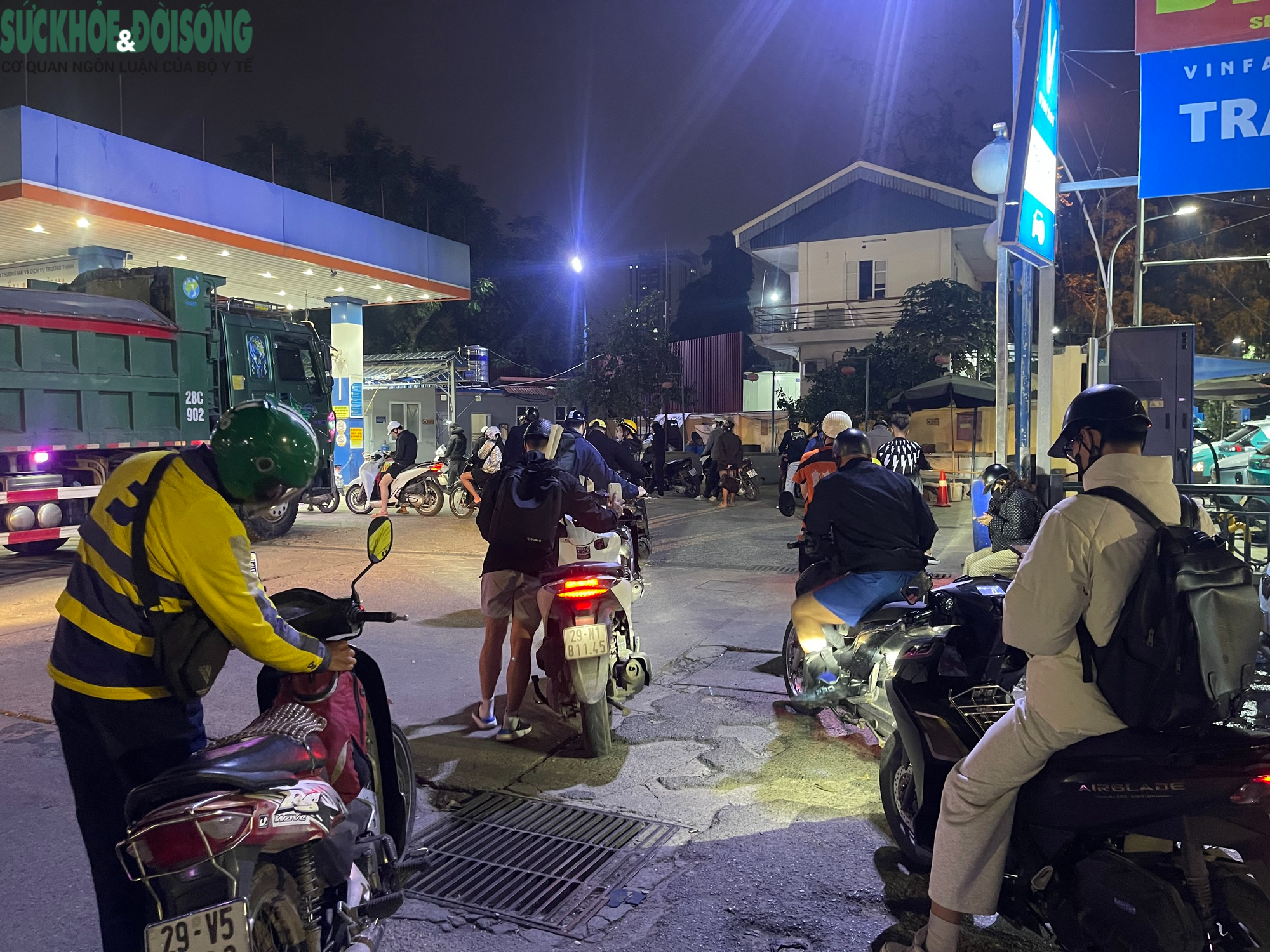 Người dân xếp hàng dài chờ đổ xăng lúc nửa đêm ở Hà Nội- Ảnh 2.