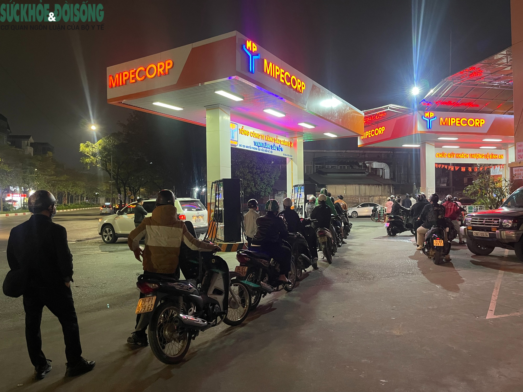 Người dân xếp hàng dài chờ đổ xăng lúc nửa đêm ở Hà Nội- Ảnh 3.