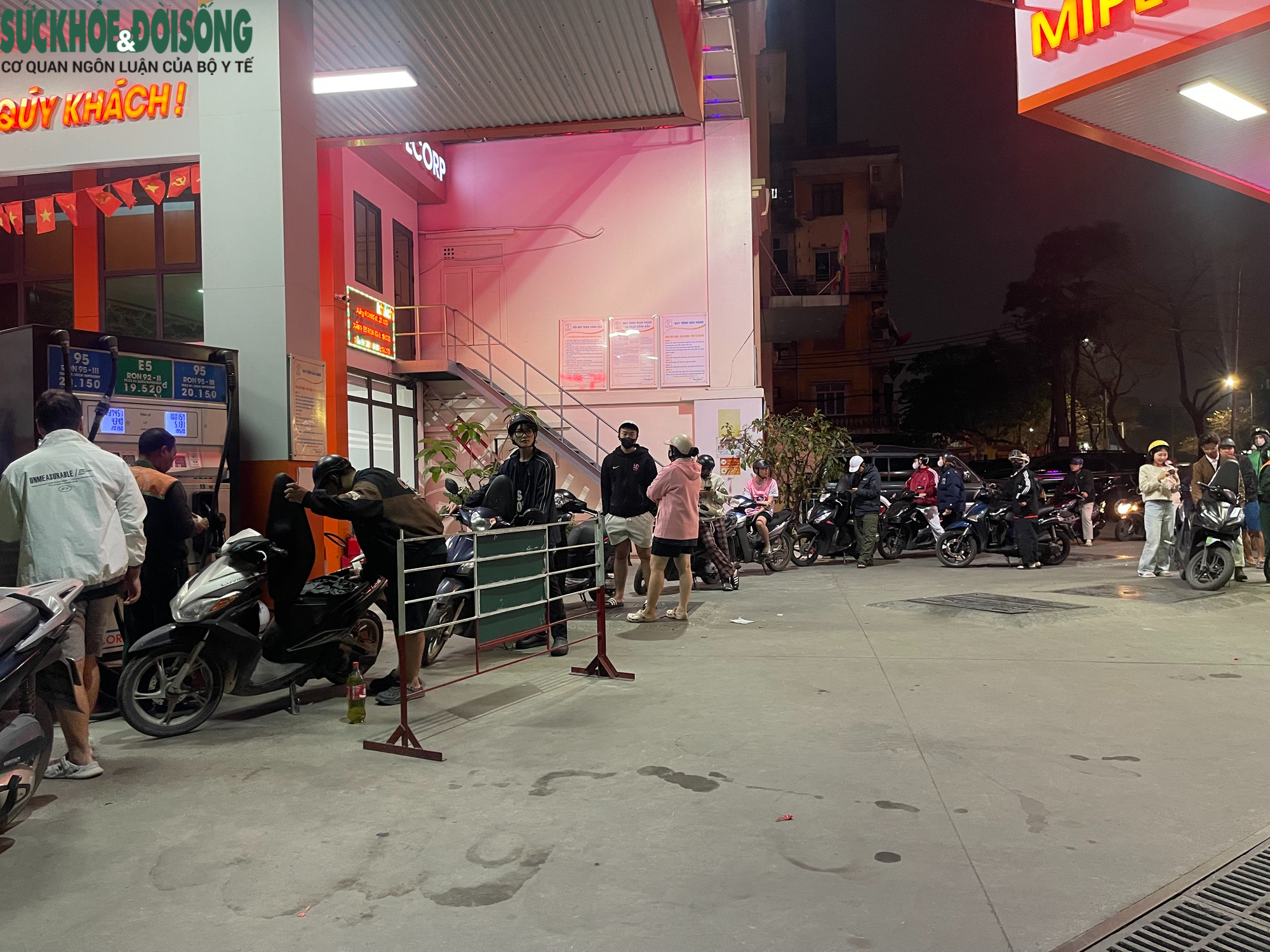 Người dân xếp hàng dài chờ đổ xăng lúc nửa đêm ở Hà Nội- Ảnh 4.