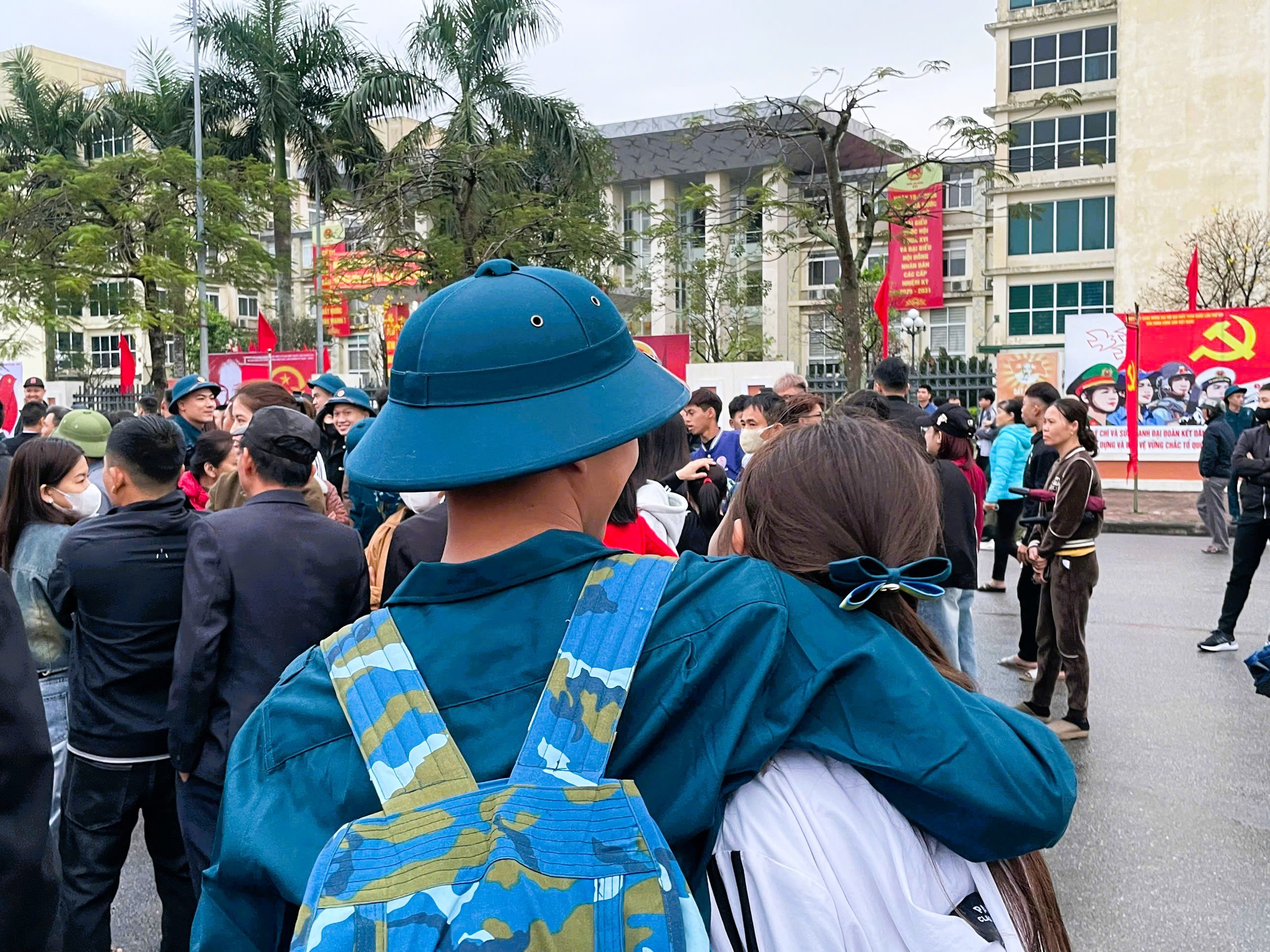 Nghẹn ngào giây phút tiễn tân binh Hải Phòng, Quảng Ninh lên đường nhập ngũ trong Ngày hội tòng quân 2026- Ảnh 4. Nghẹn ngào giây phút tiễn tân binh Hải Phòng, Quảng Ninh lên đường nhập ngũ trong Ngày hội tòng quân 2026- Ảnh 4.