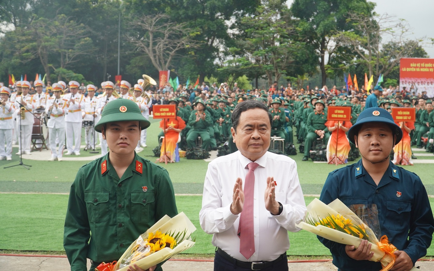 Chủ tịch Quốc hội Trần Thanh Mẫn dự lễ tiễn tân binh lên đường nhập ngũ