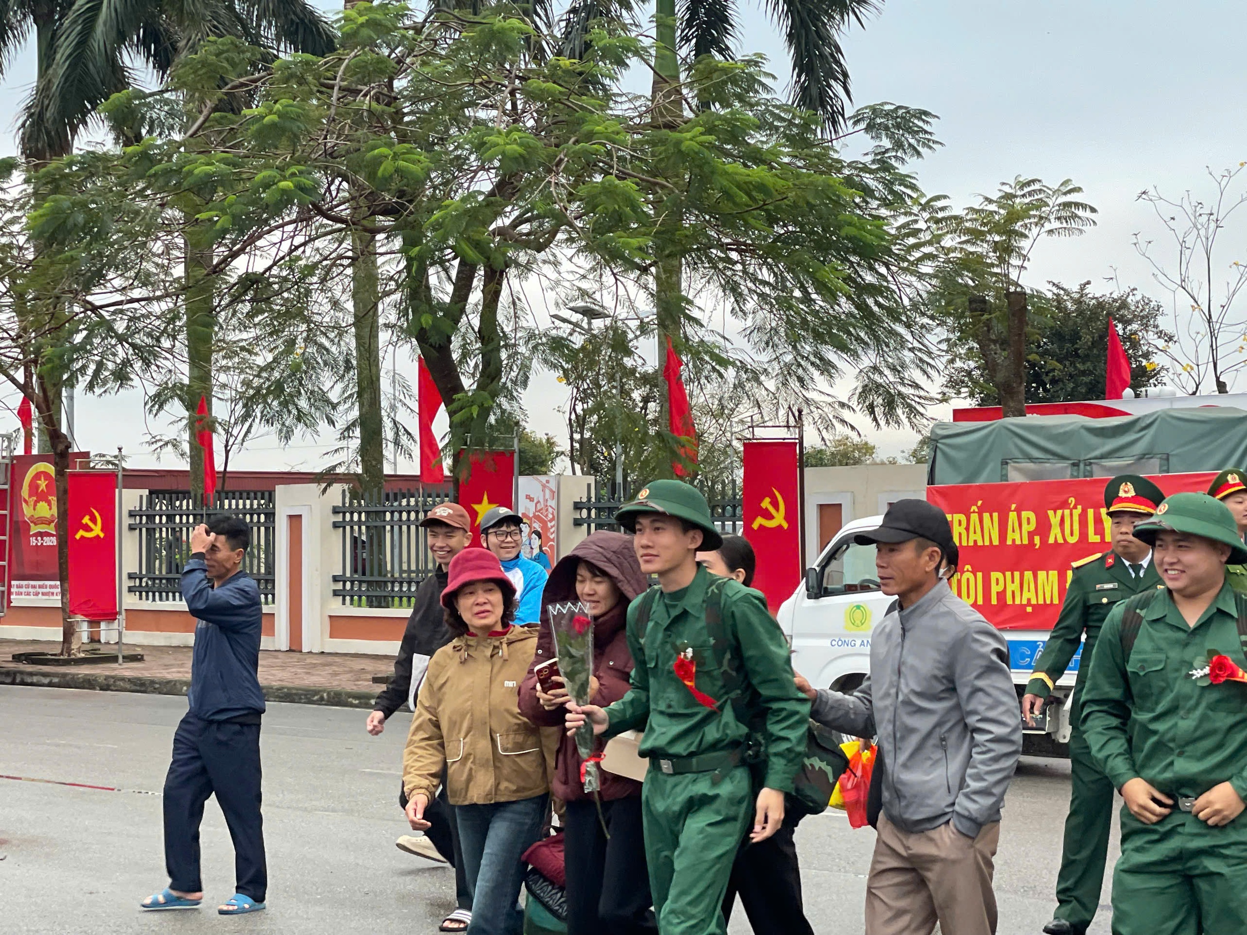 Nghẹn ngào giây phút tiễn tân binh Hải Phòng, Quảng Ninh lên đường nhập ngũ trong Ngày hội tòng quân 2026- Ảnh 5. Nghẹn ngào giây phút tiễn tân binh Hải Phòng, Quảng Ninh lên đường nhập ngũ trong Ngày hội tòng quân 2026- Ảnh 5.