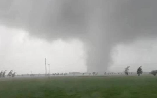 Cảnh báo dông lốc ở Lai Châu sau khi hàng chục nhà dân tốc mái- Ảnh 2. Vì sao xuất hiện dông lốc bất thường ở Quảng Ngãi?