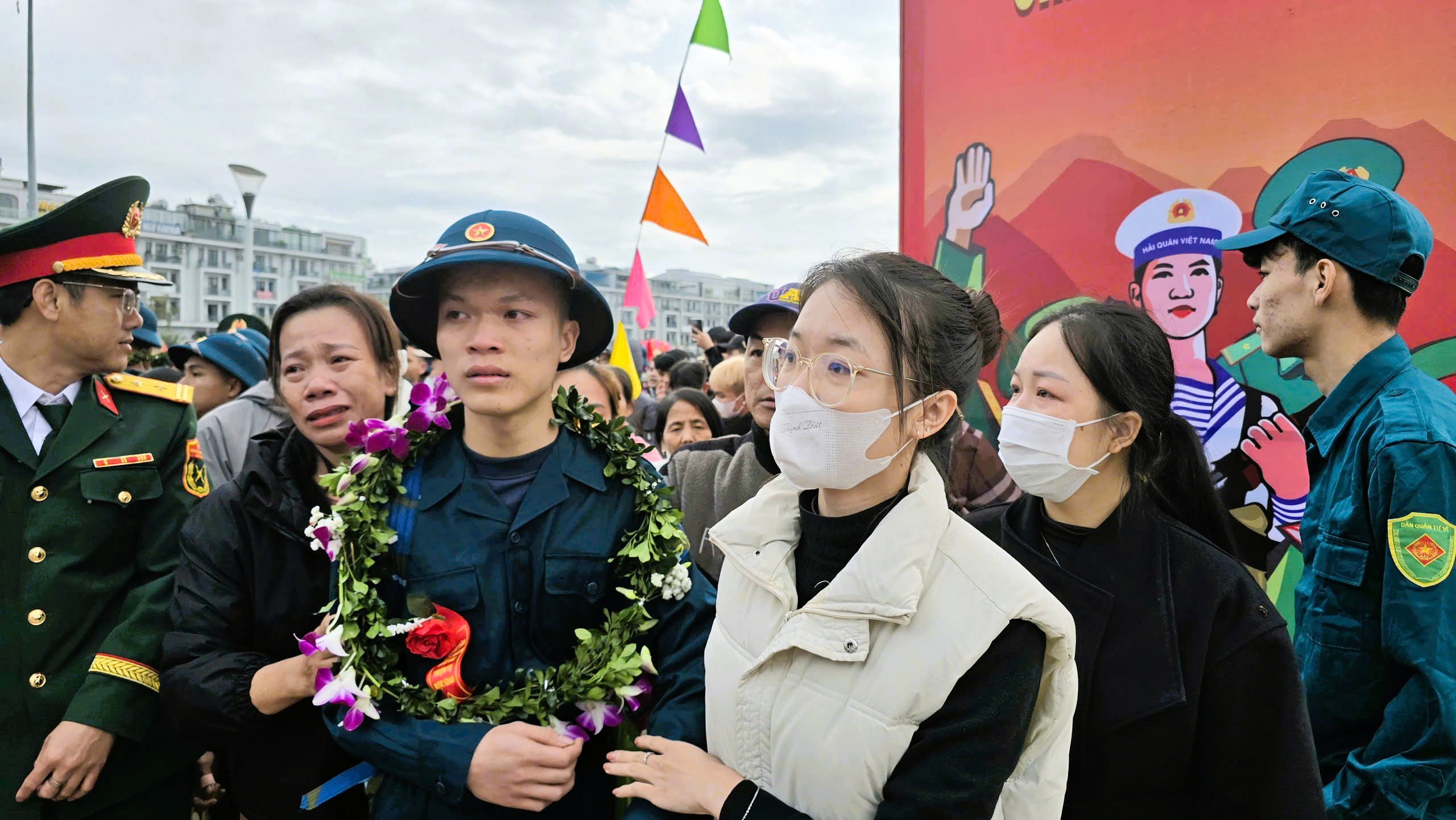 Nghẹn ngào giây phút tiễn tân binh Hải Phòng, Quảng Ninh lên đường nhập ngũ trong Ngày hội tòng quân 2026- Ảnh 6. Nghẹn ngào giây phút tiễn tân binh Hải Phòng, Quảng Ninh lên đường nhập ngũ trong Ngày hội tòng quân 2026- Ảnh 6.