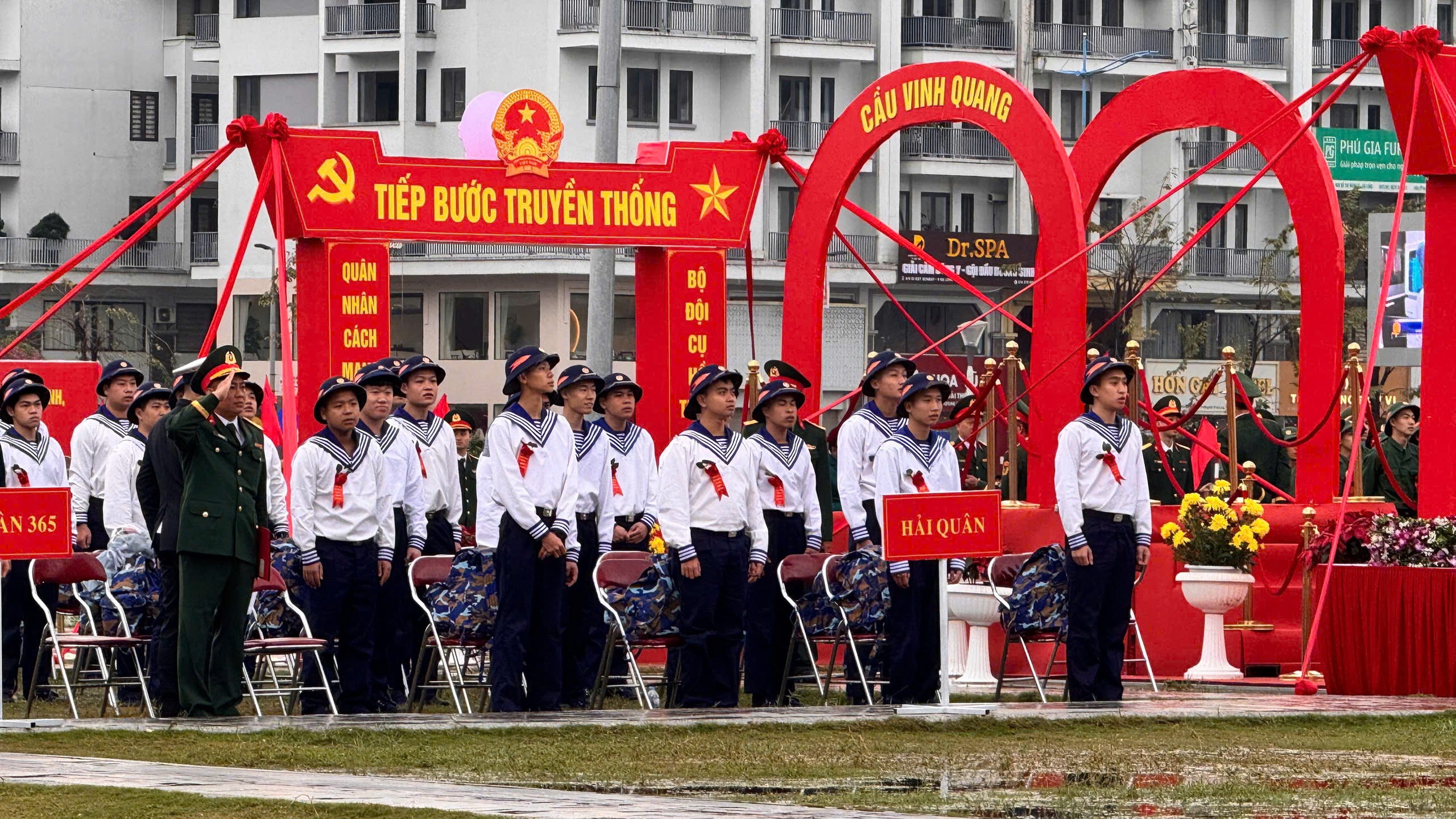 Nghẹn ngào giây phút tiễn tân binh Hải Phòng, Quảng Ninh lên đường nhập ngũ trong Ngày hội tòng quân 2026- Ảnh 14. Nghẹn ngào giây phút tiễn tân binh Hải Phòng, Quảng Ninh lên đường nhập ngũ trong Ngày hội tòng quân 2026- Ảnh 14.