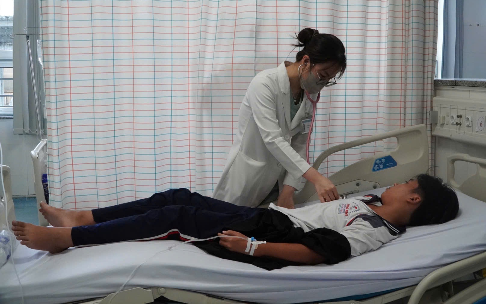 Đã có 54 người nhập viện sau ăn bánh mì tại Vũng Tàu, Bộ Y tế yêu cầu truy xuất nguồn gốc thực phẩm- Ảnh 2. 54 người nghi ngộ độc sau ăn bánh mì tại Vũng Tàu