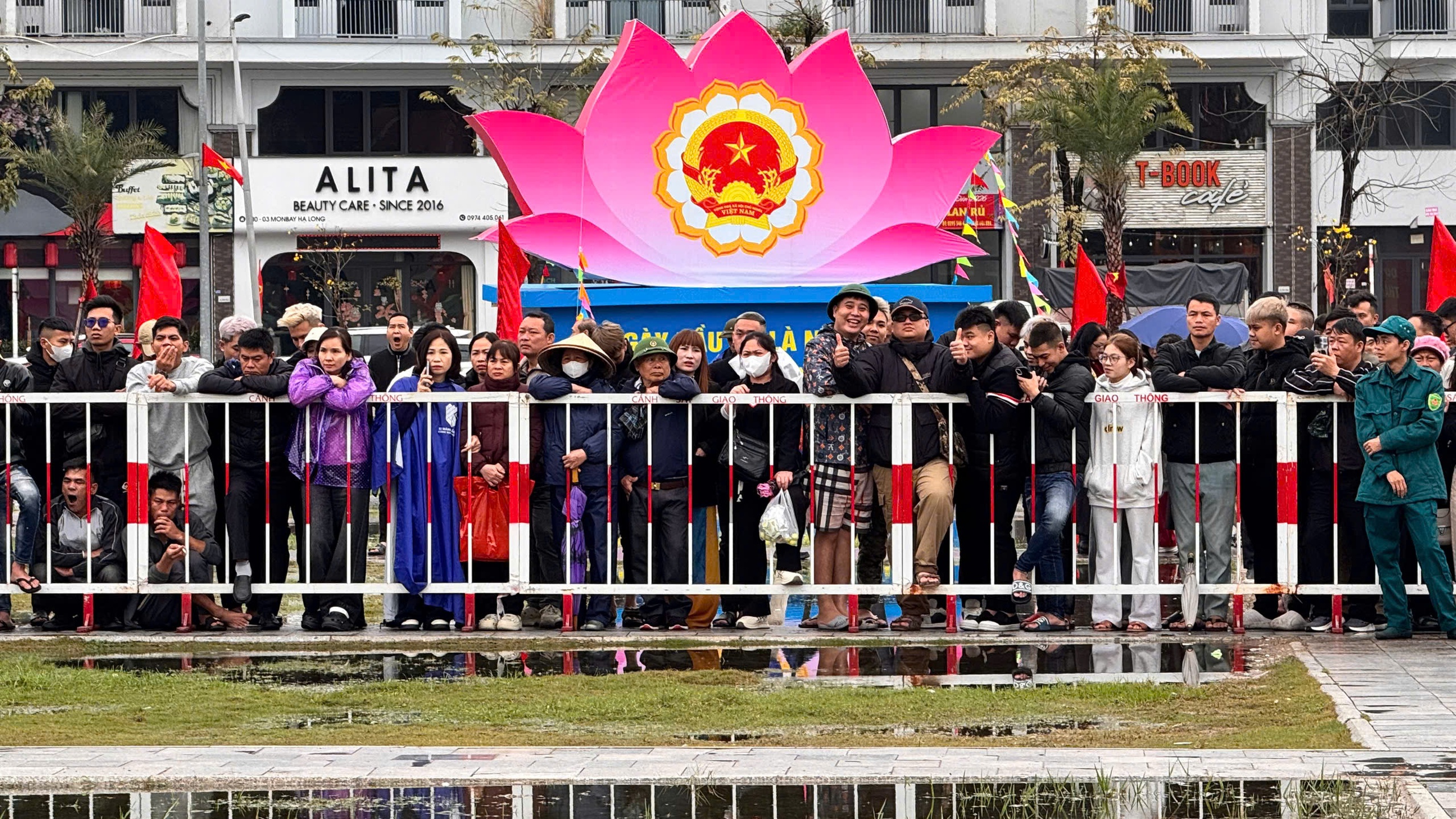 Nghẹn ngào giây phút tiễn tân binh Hải Phòng, Quảng Ninh lên đường nhập ngũ trong Ngày hội tòng quân 2026- Ảnh 15. Nghẹn ngào giây phút tiễn tân binh Hải Phòng, Quảng Ninh lên đường nhập ngũ trong Ngày hội tòng quân 2026- Ảnh 15.