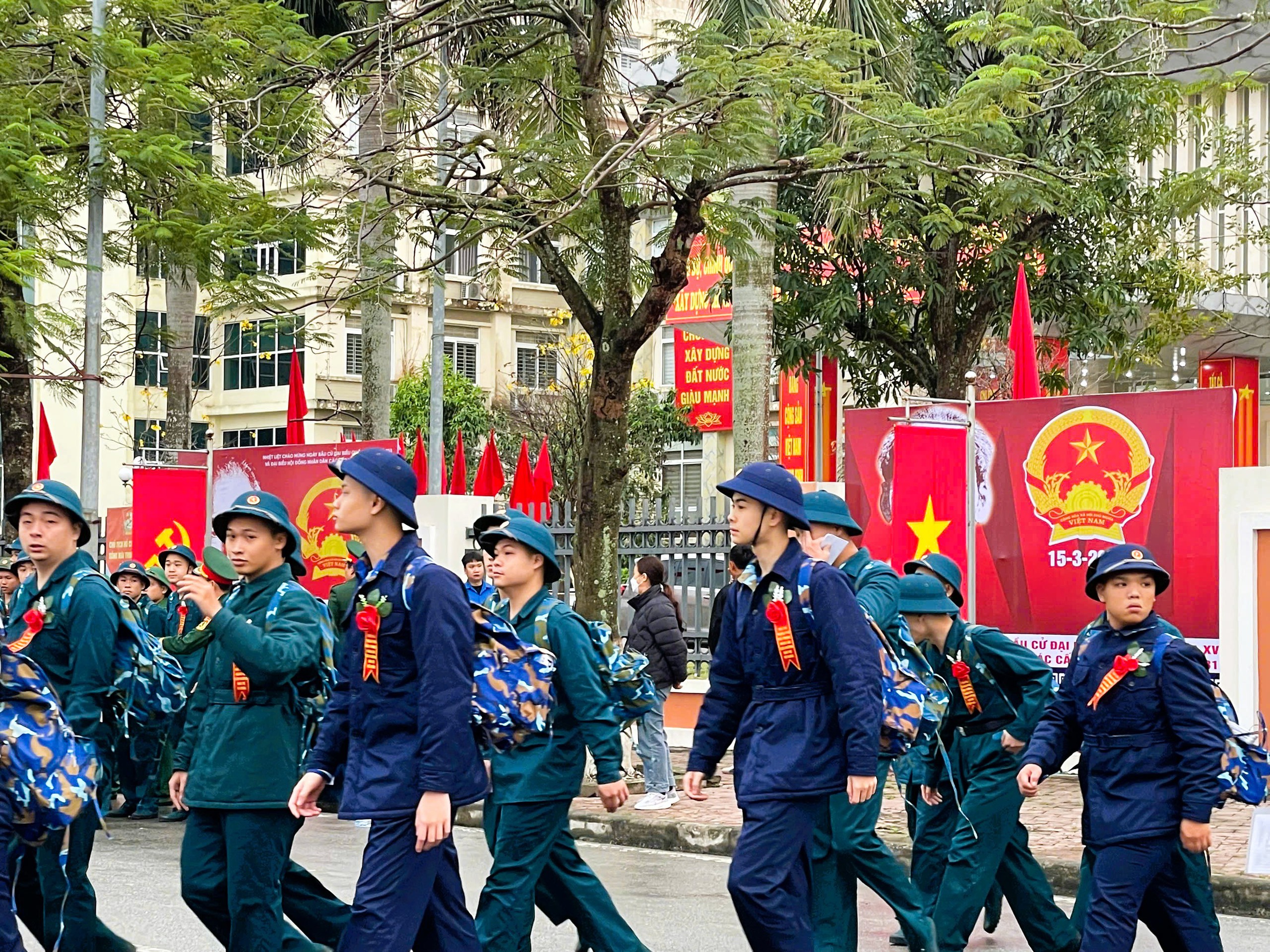 Nghẹn ngào giây phút tiễn tân binh Hải Phòng, Quảng Ninh lên đường nhập ngũ trong Ngày hội tòng quân 2026- Ảnh 3. Nghẹn ngào giây phút tiễn tân binh Hải Phòng, Quảng Ninh lên đường nhập ngũ trong Ngày hội tòng quân 2026- Ảnh 3.