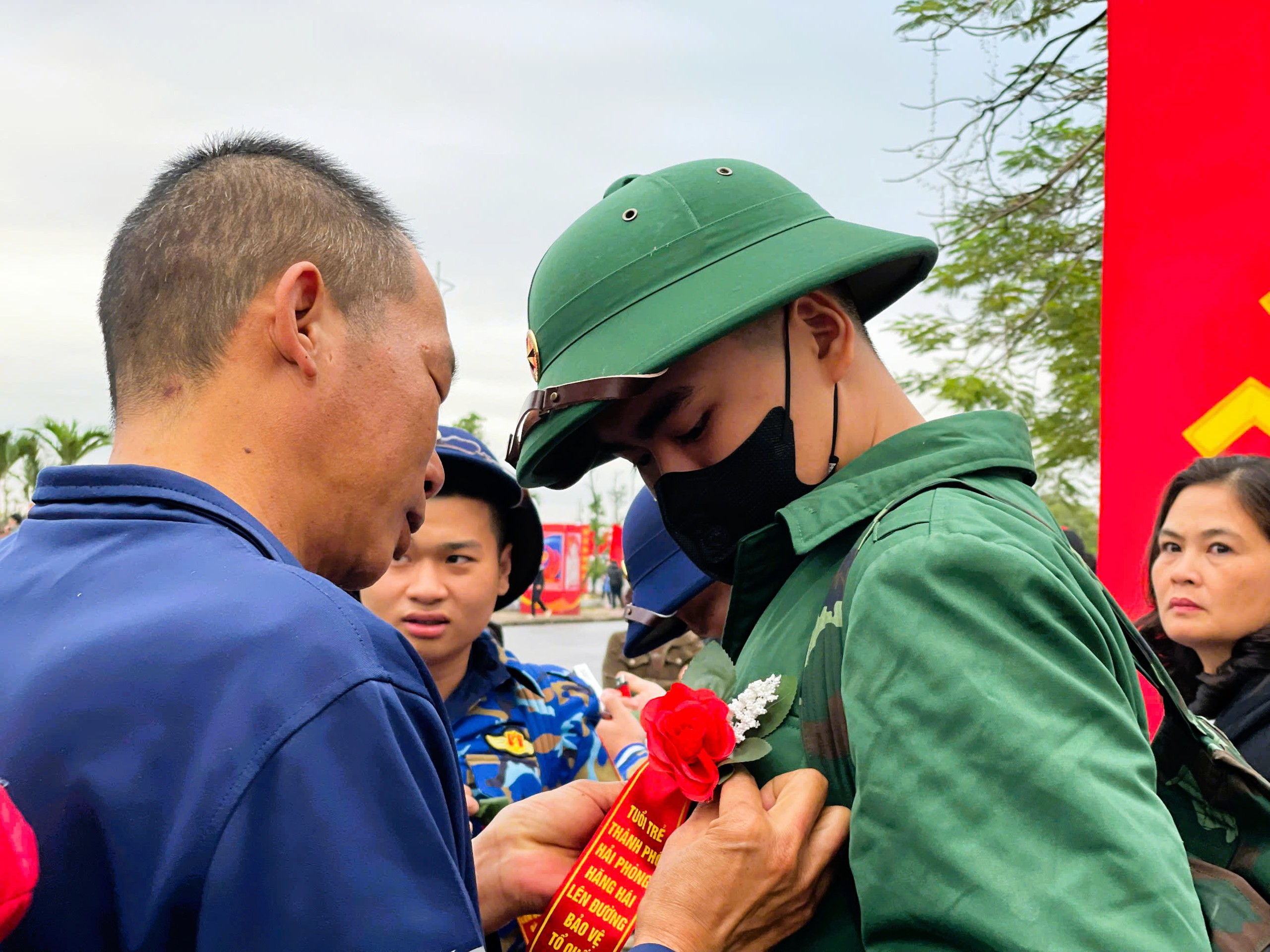 Nghẹn ngào giây phút tiễn tân binh Hải Phòng, Quảng Ninh lên đường nhập ngũ trong Ngày hội tòng quân 2026- Ảnh 7. Nghẹn ngào giây phút tiễn tân binh Hải Phòng, Quảng Ninh lên đường nhập ngũ trong Ngày hội tòng quân 2026- Ảnh 7.