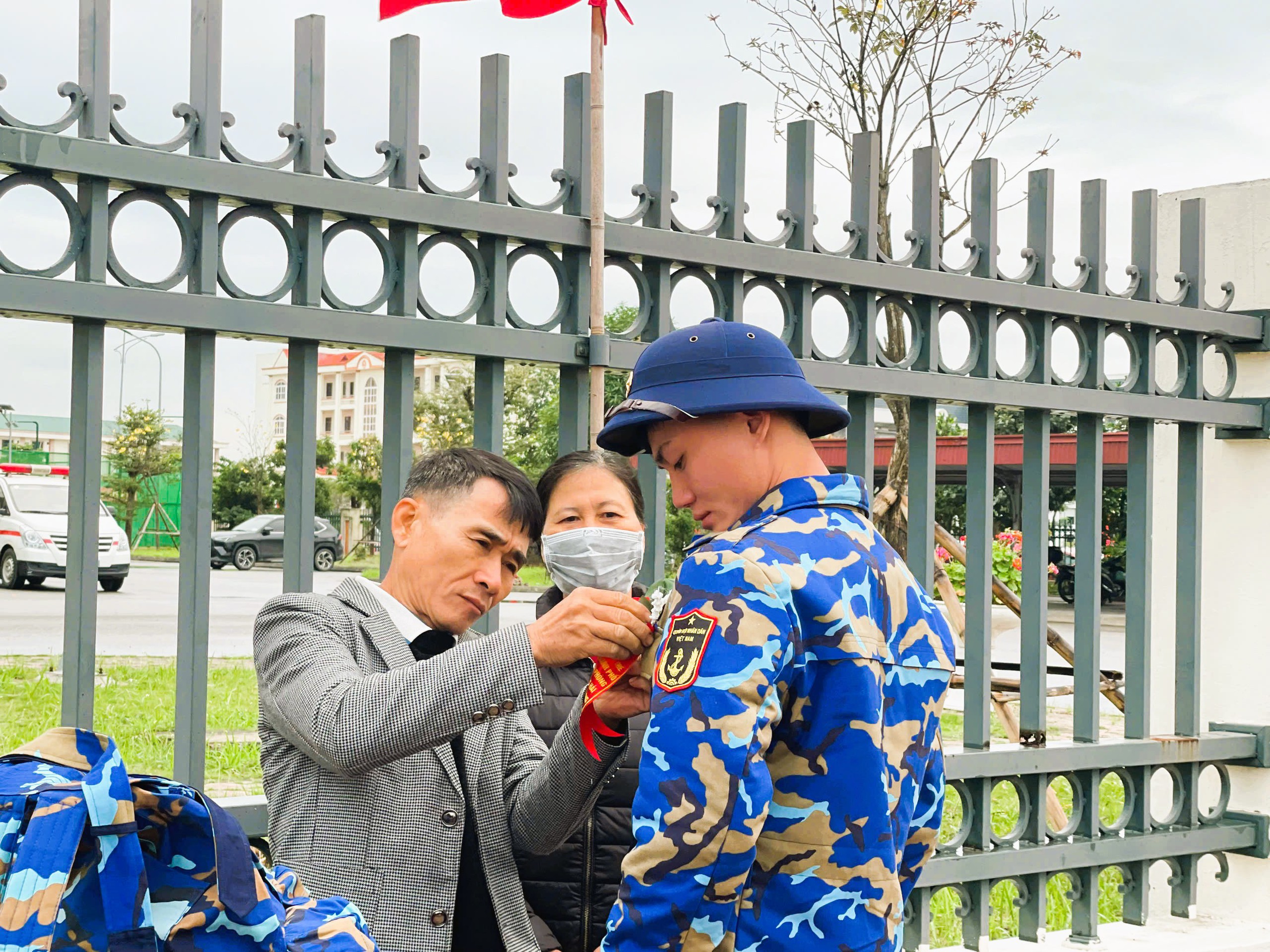 Nghẹn ngào giây phút tiễn tân binh Hải Phòng, Quảng Ninh lên đường nhập ngũ trong Ngày hội tòng quân 2026- Ảnh 8. Nghẹn ngào giây phút tiễn tân binh Hải Phòng, Quảng Ninh lên đường nhập ngũ trong Ngày hội tòng quân 2026- Ảnh 8.