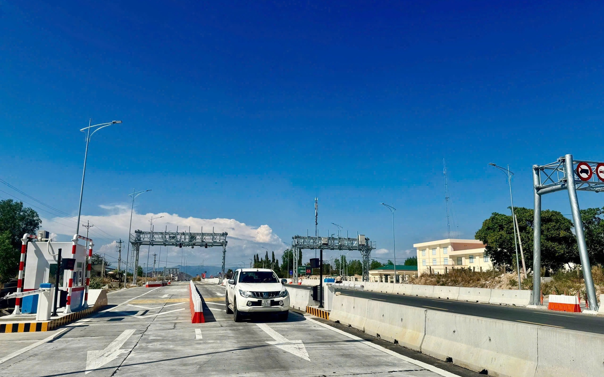 Nguy cơ tai nạn trên cao tốc Hậu Giang - Cà Mau khi vừa thi công vừa khai thác- Ảnh 1.